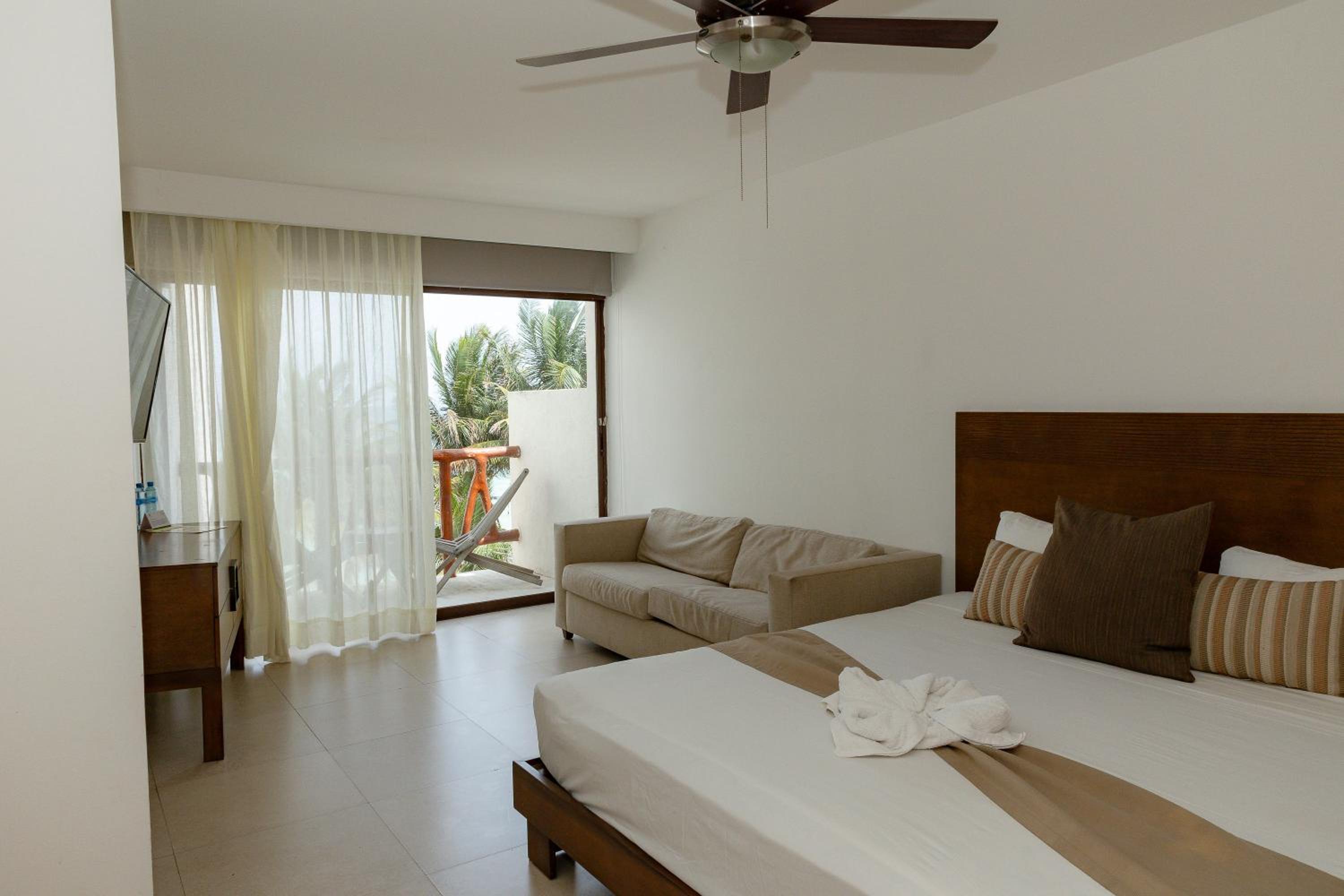 Deluxe Room with Side Sea View - Photo 3