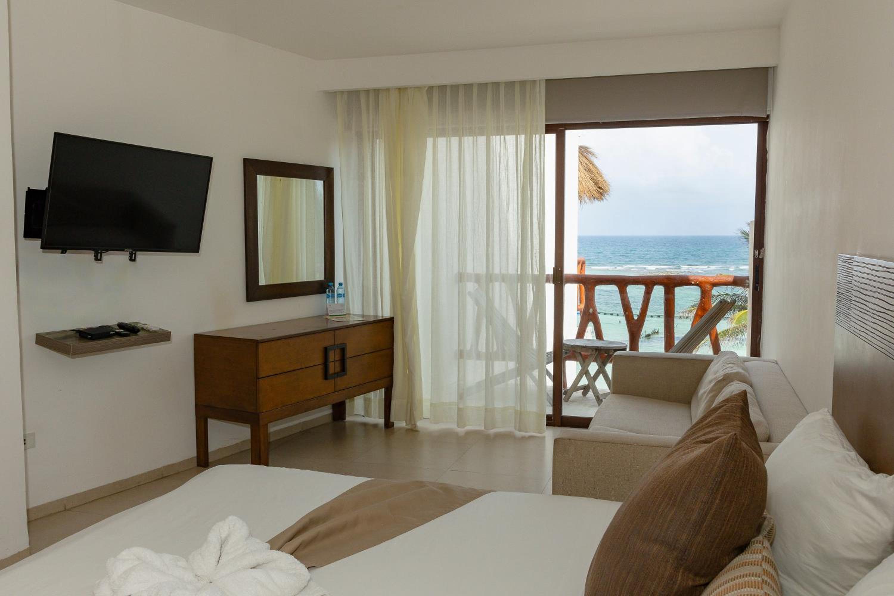 Deluxe Room with Side Sea View - Photo 2