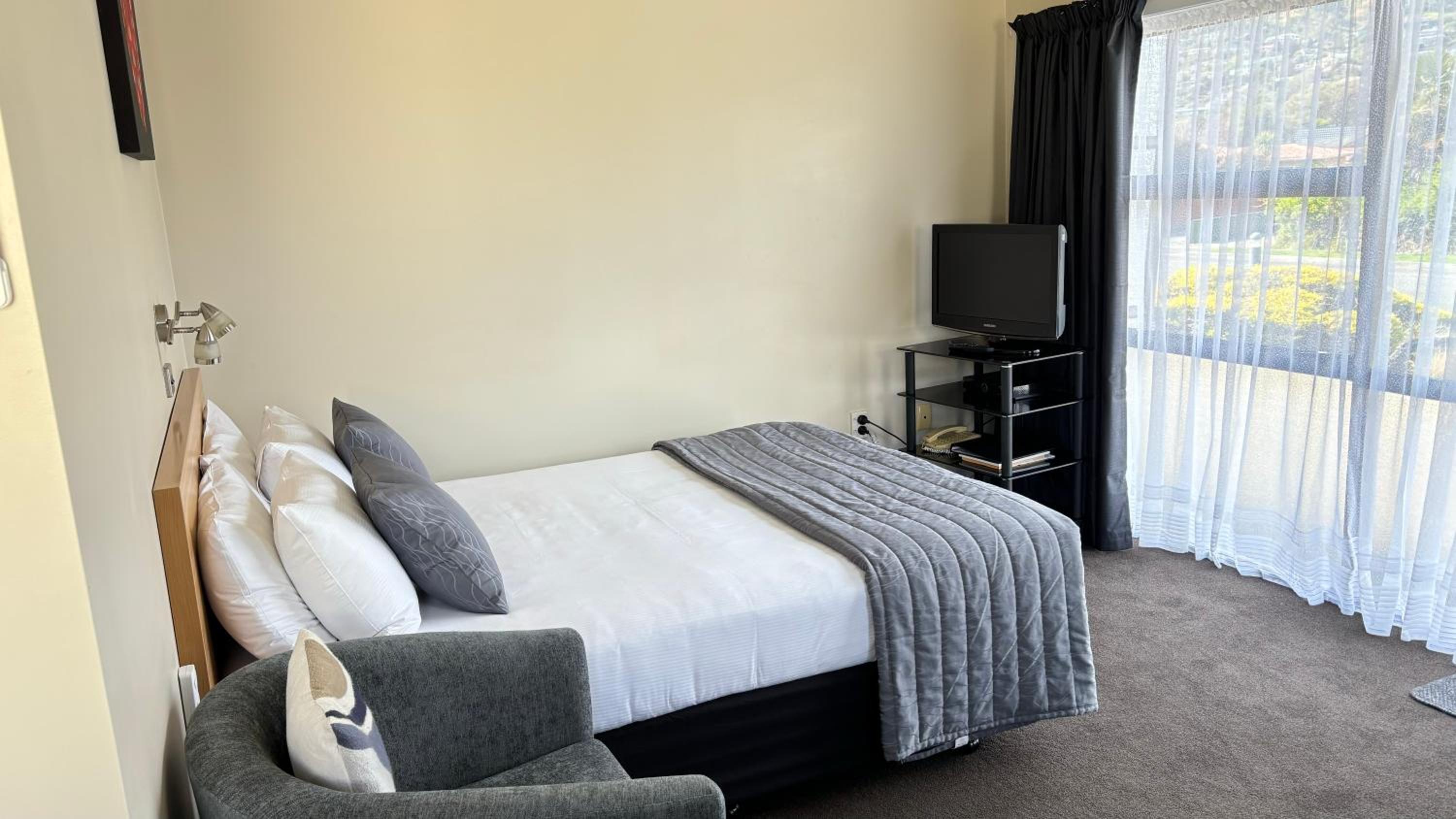 One-Bedroom Family Apartment - Photo 3