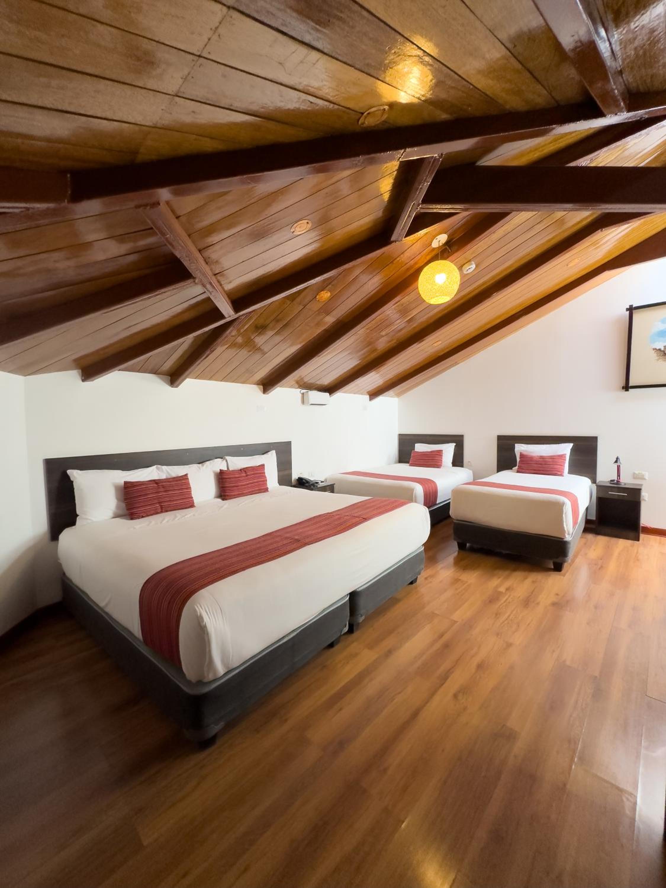 Quadruple Room with Private Bathroom photo 2