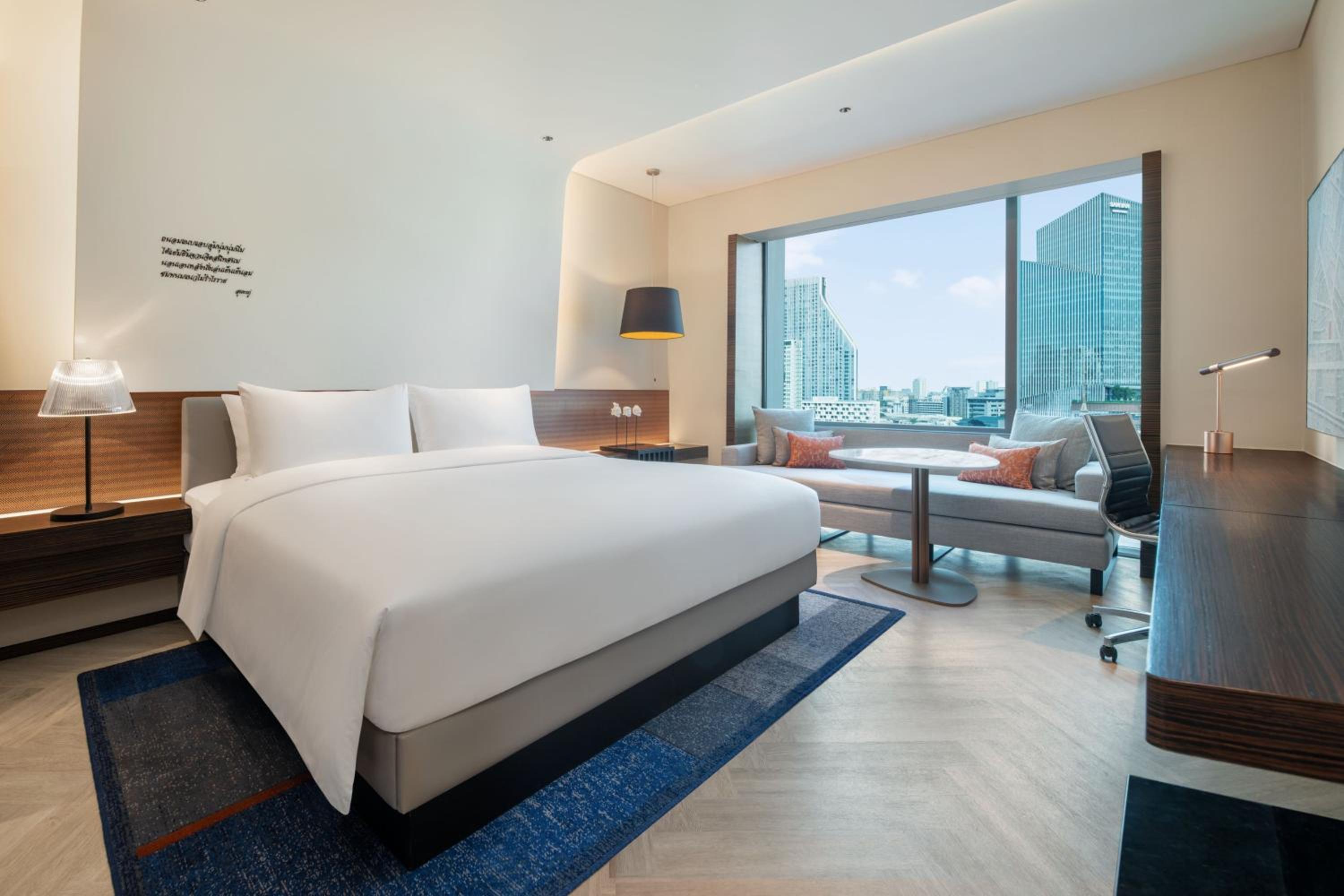 Deluxe Guest room, 1 King, High floor thumbnail 5