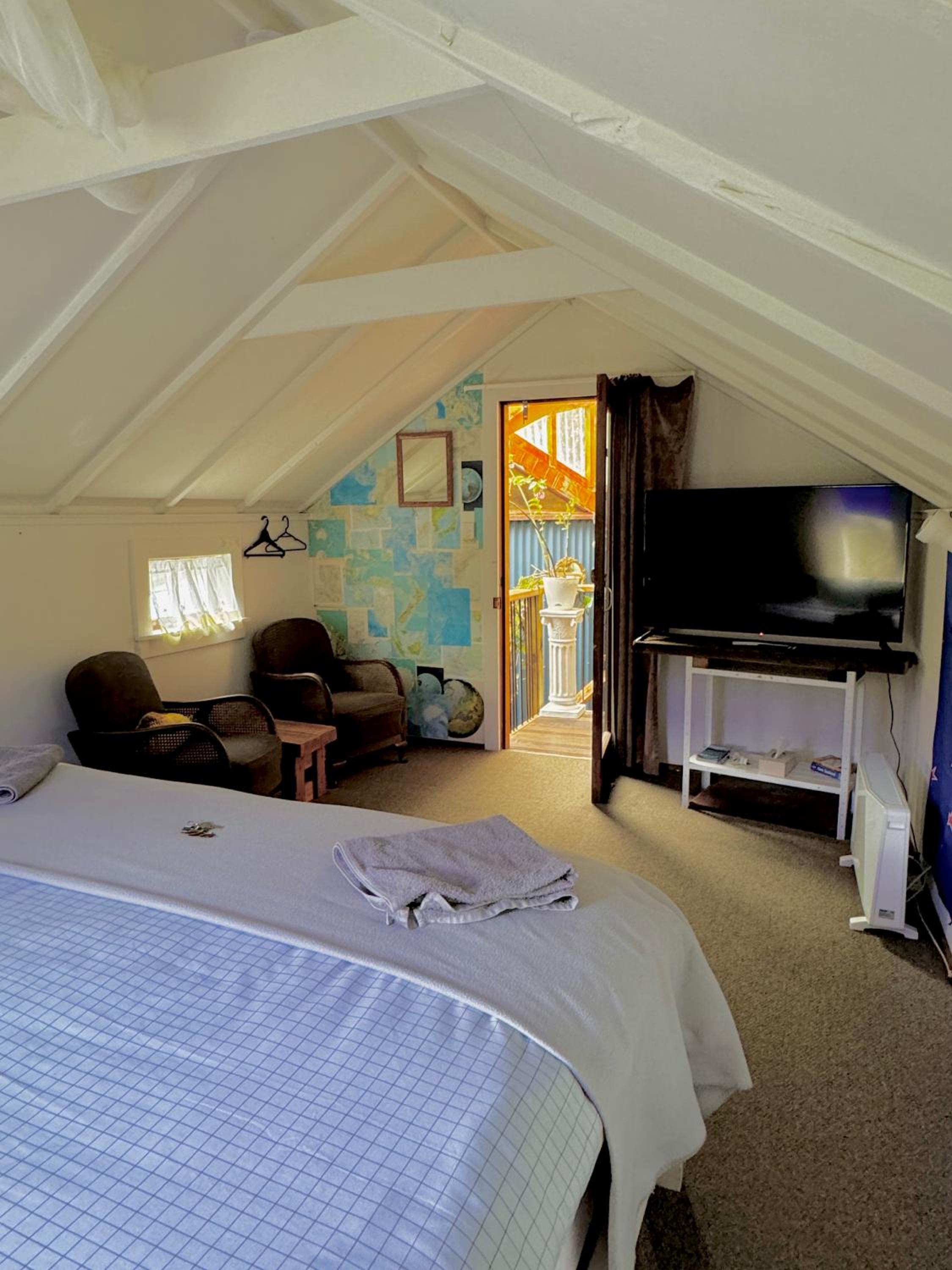 King Deluxe Room - Photo 10