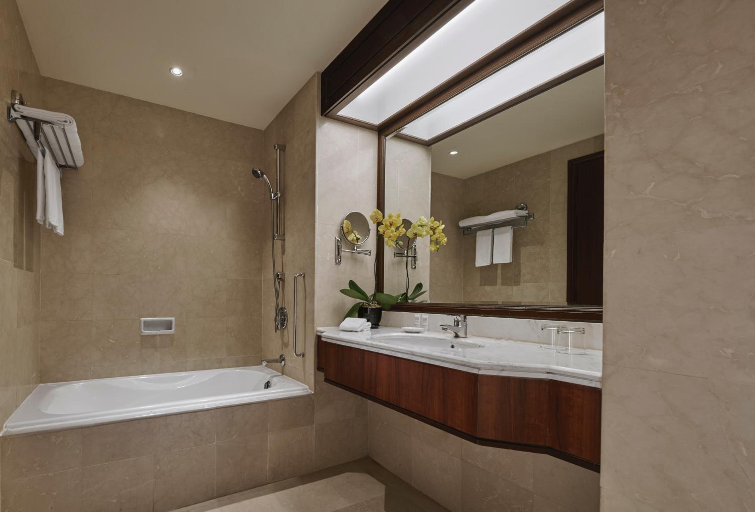 Superior King Room (City View)