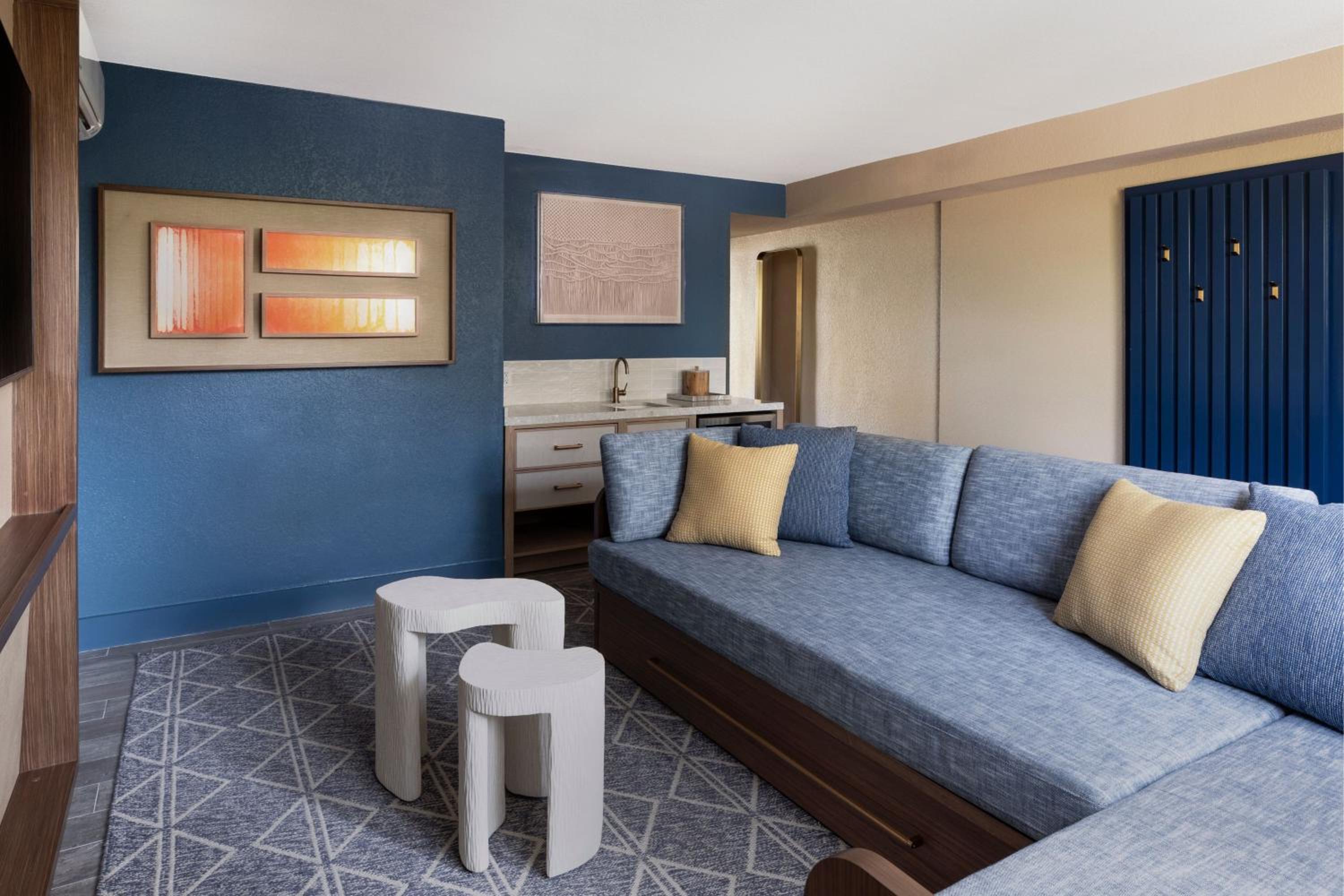 One Bedroom Suite with One King Bed and Sofa Bed (Non Smoking) photo 1