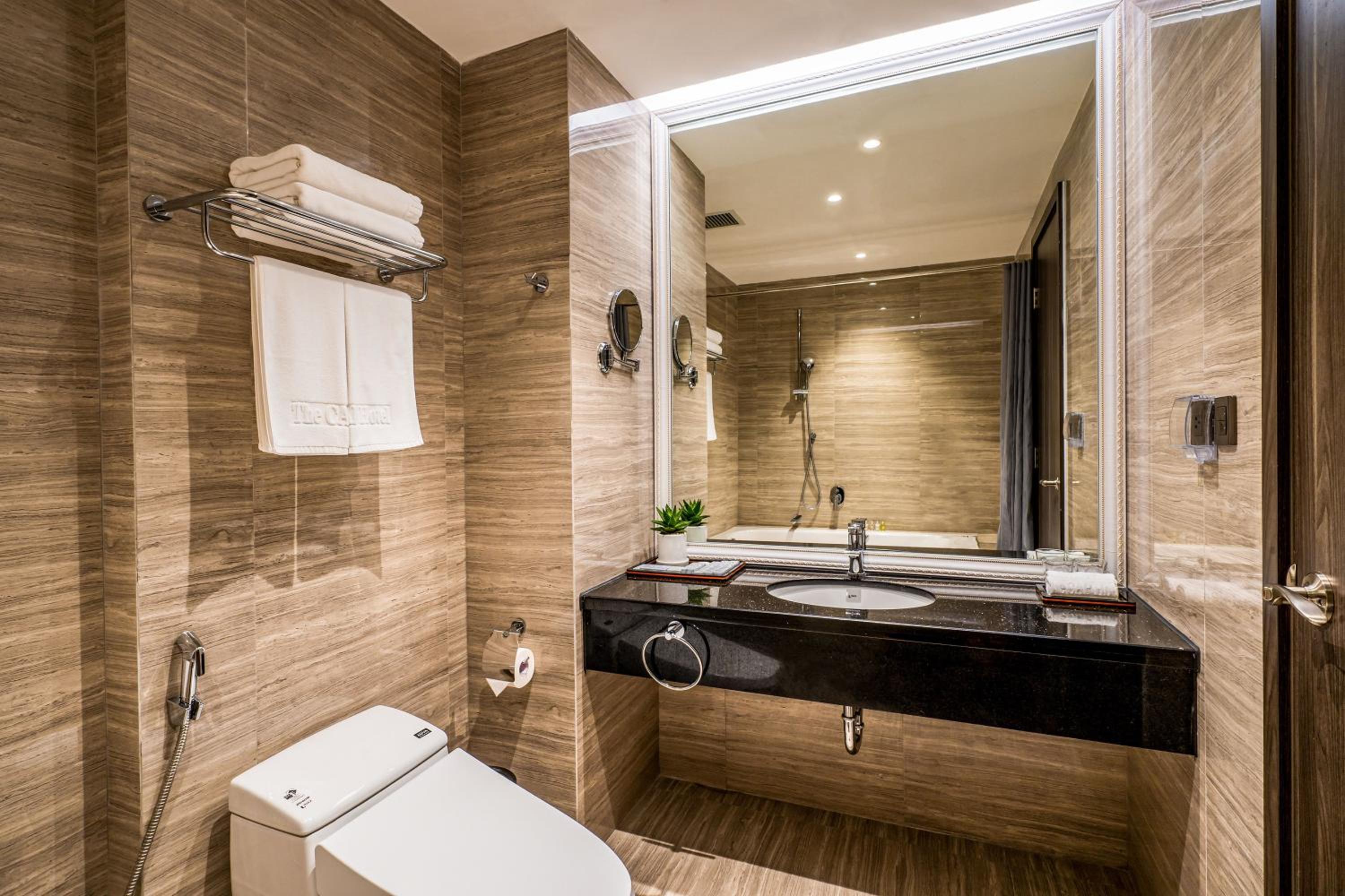 Deluxe Twin Room with Sea View - Photo 6