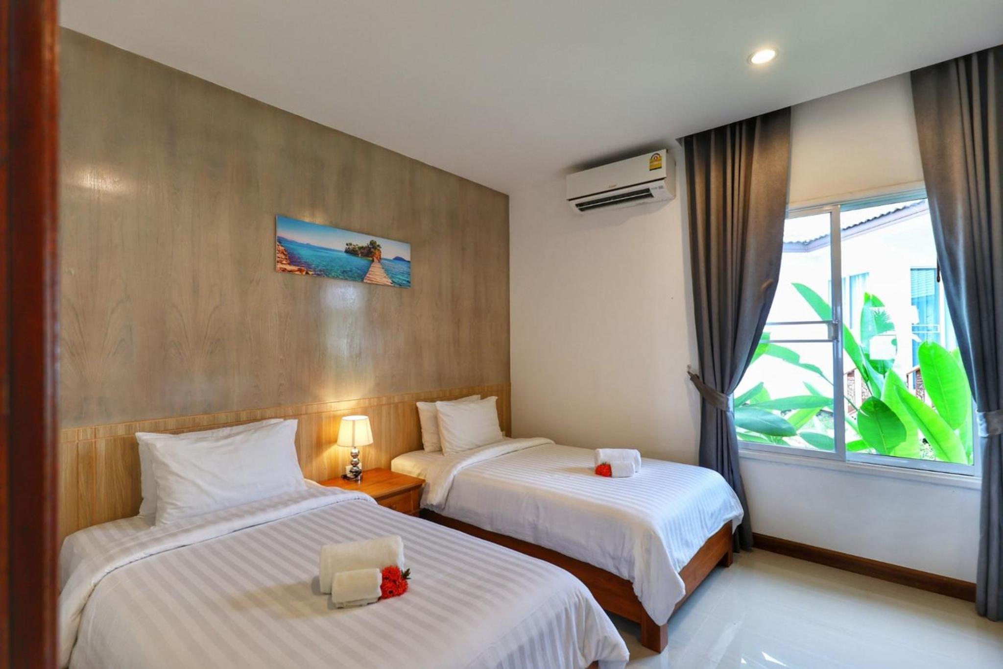 Family Room with Beachfront and Poolside view - Photo 2