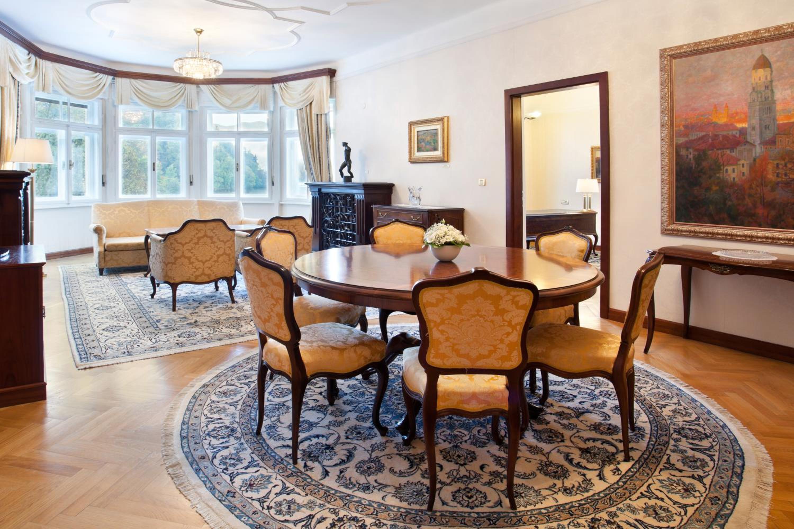 Deluxe Suite with Balcony and Lake View photo 2