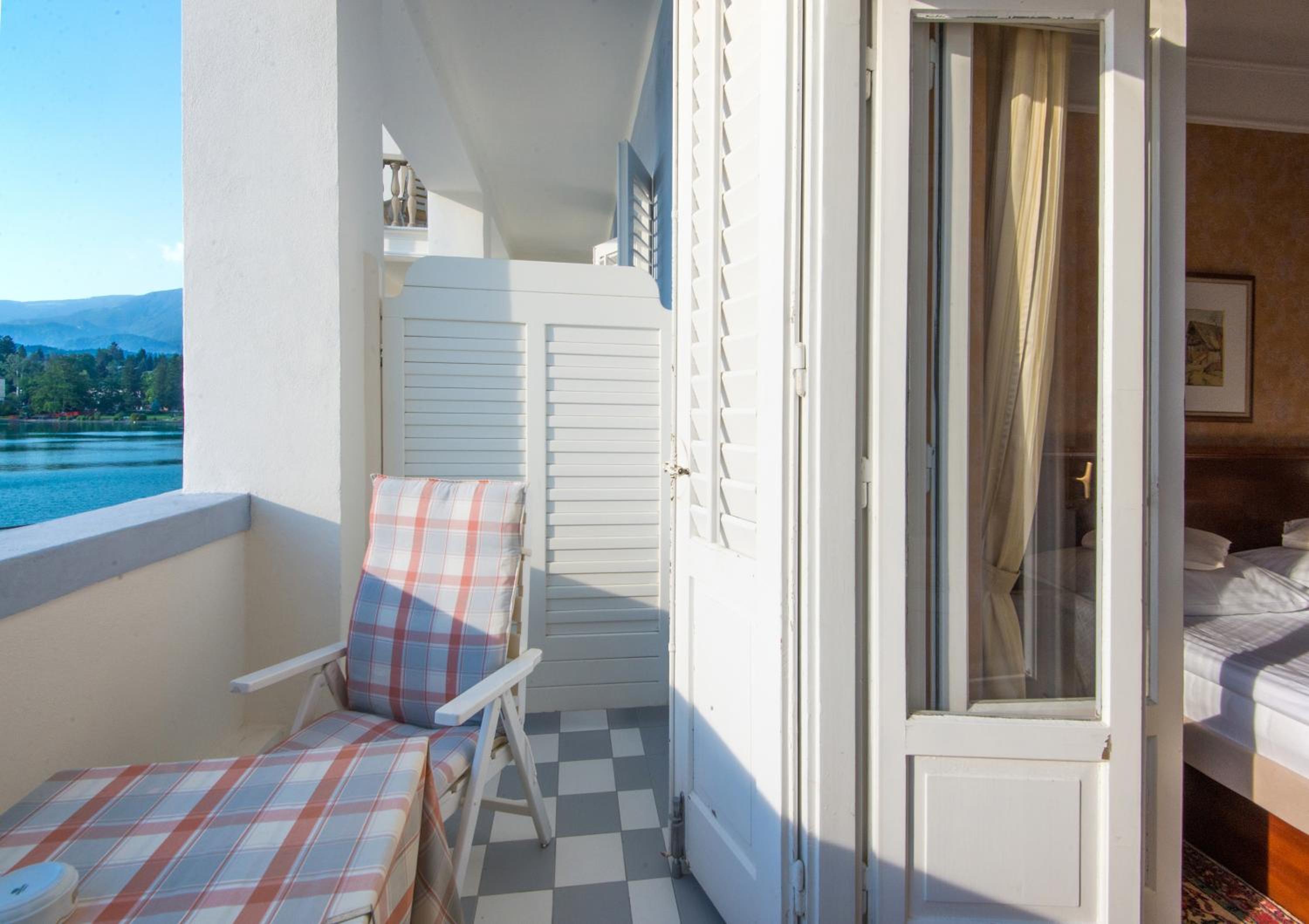 Double Room with Balcony and Lake View photo 3