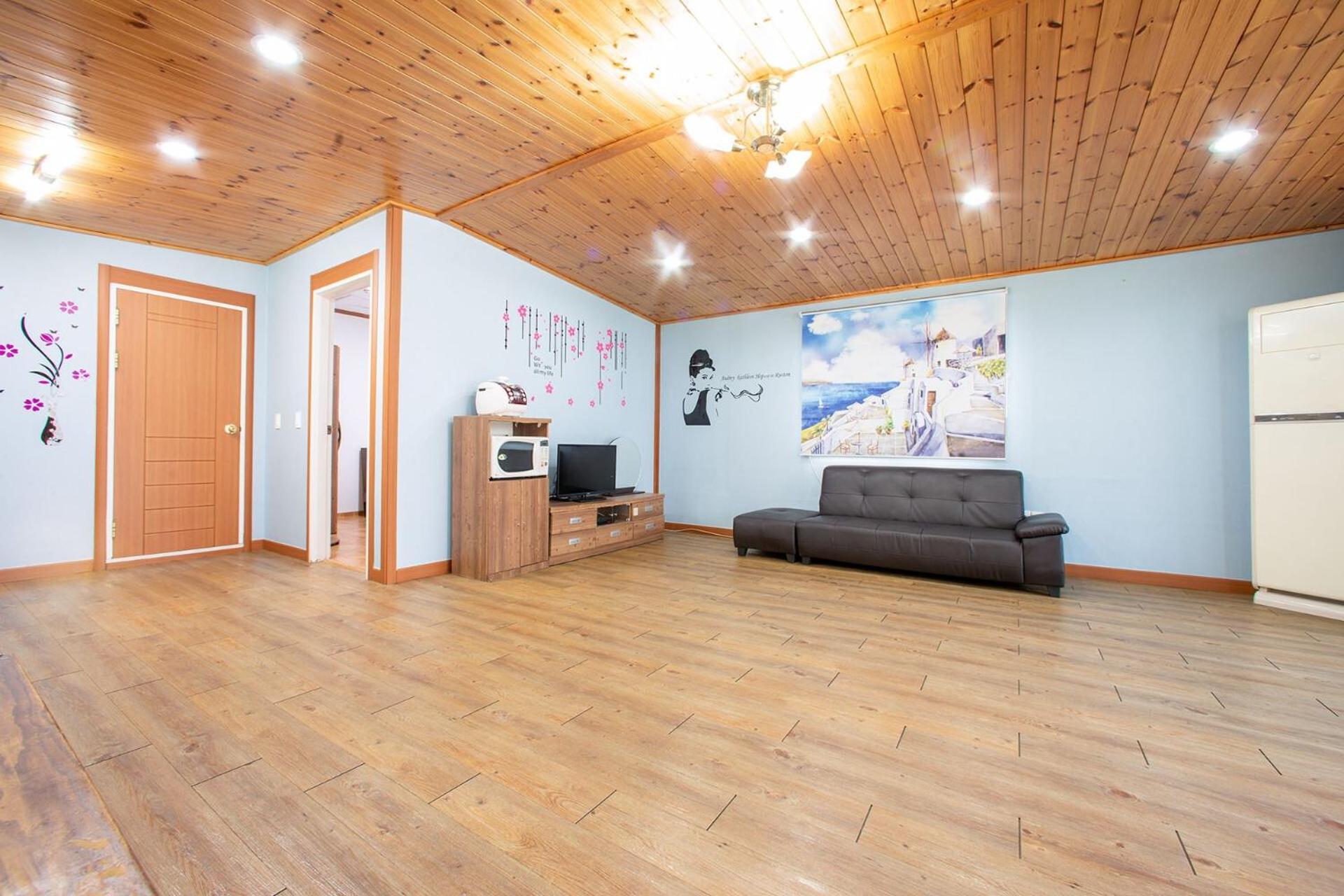 Family Room - Photo 2