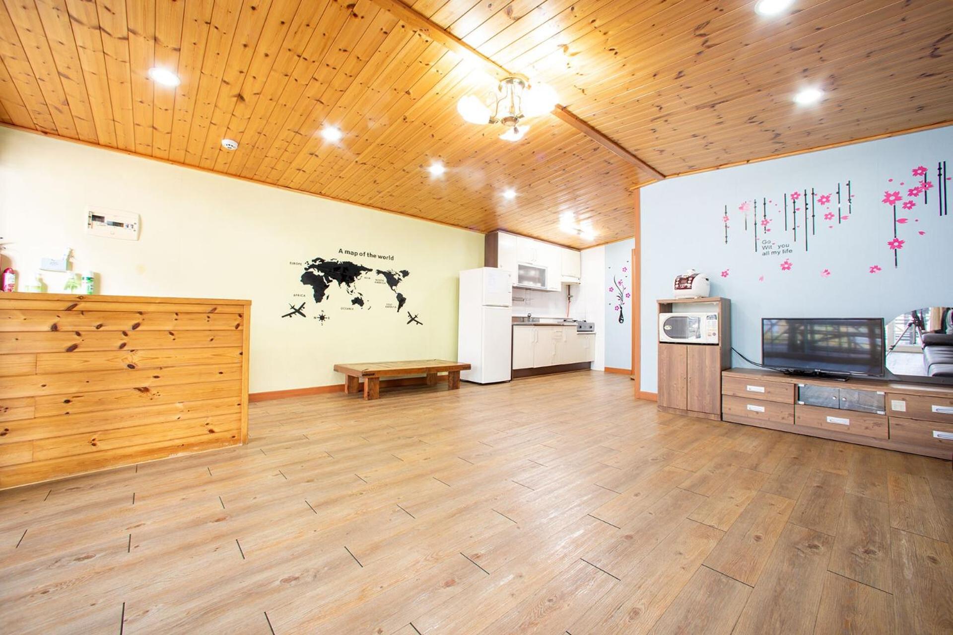 Family Room - Photo 8