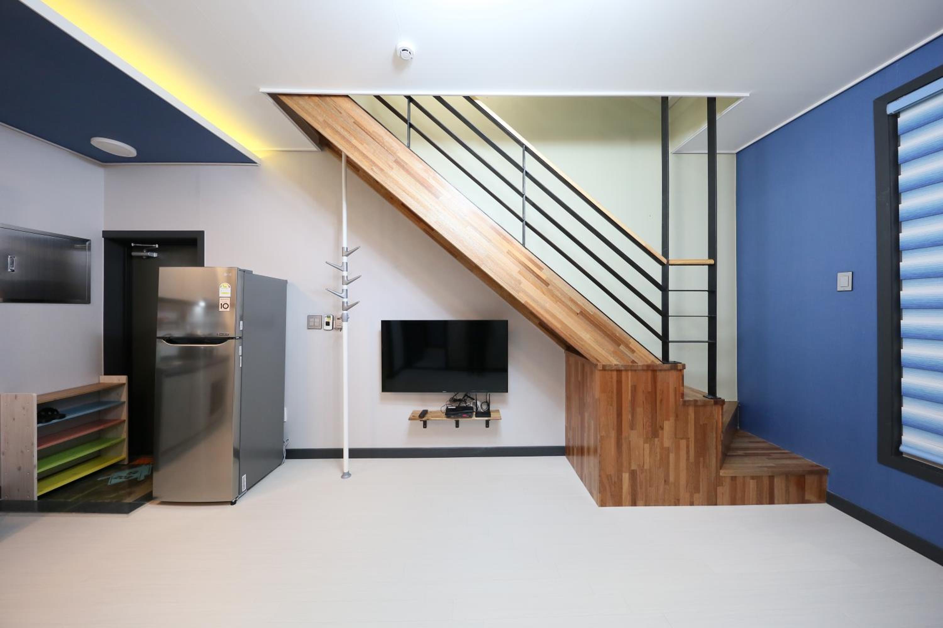 Family Room 5 photo 1
