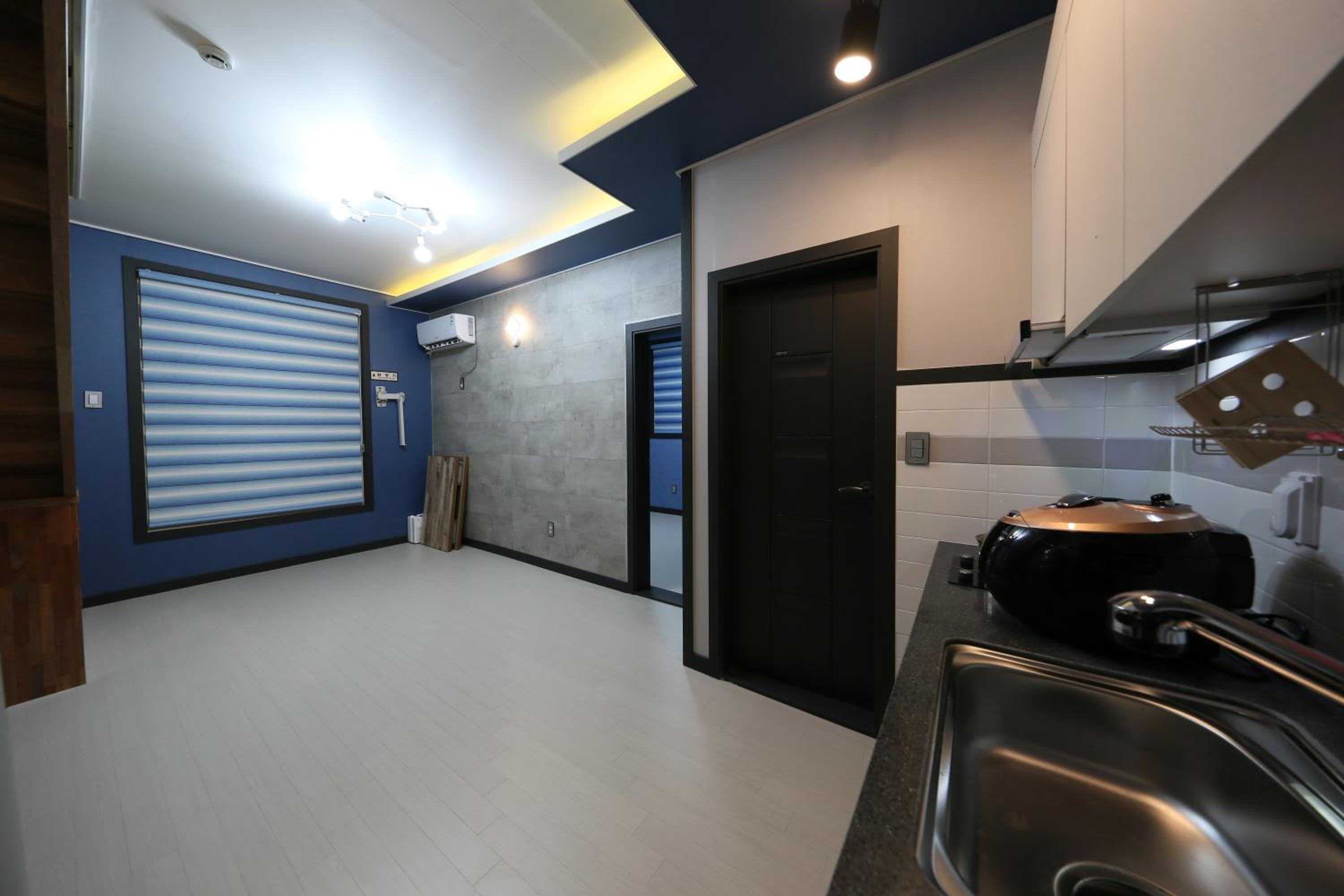 Family Room 5 photo 2