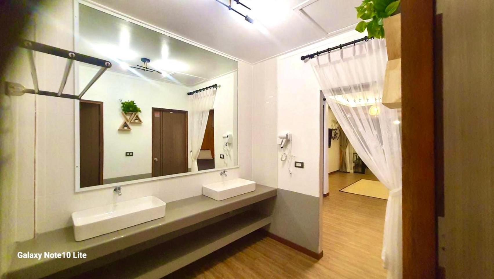 Quadruple Room with Sea View - Photo 16