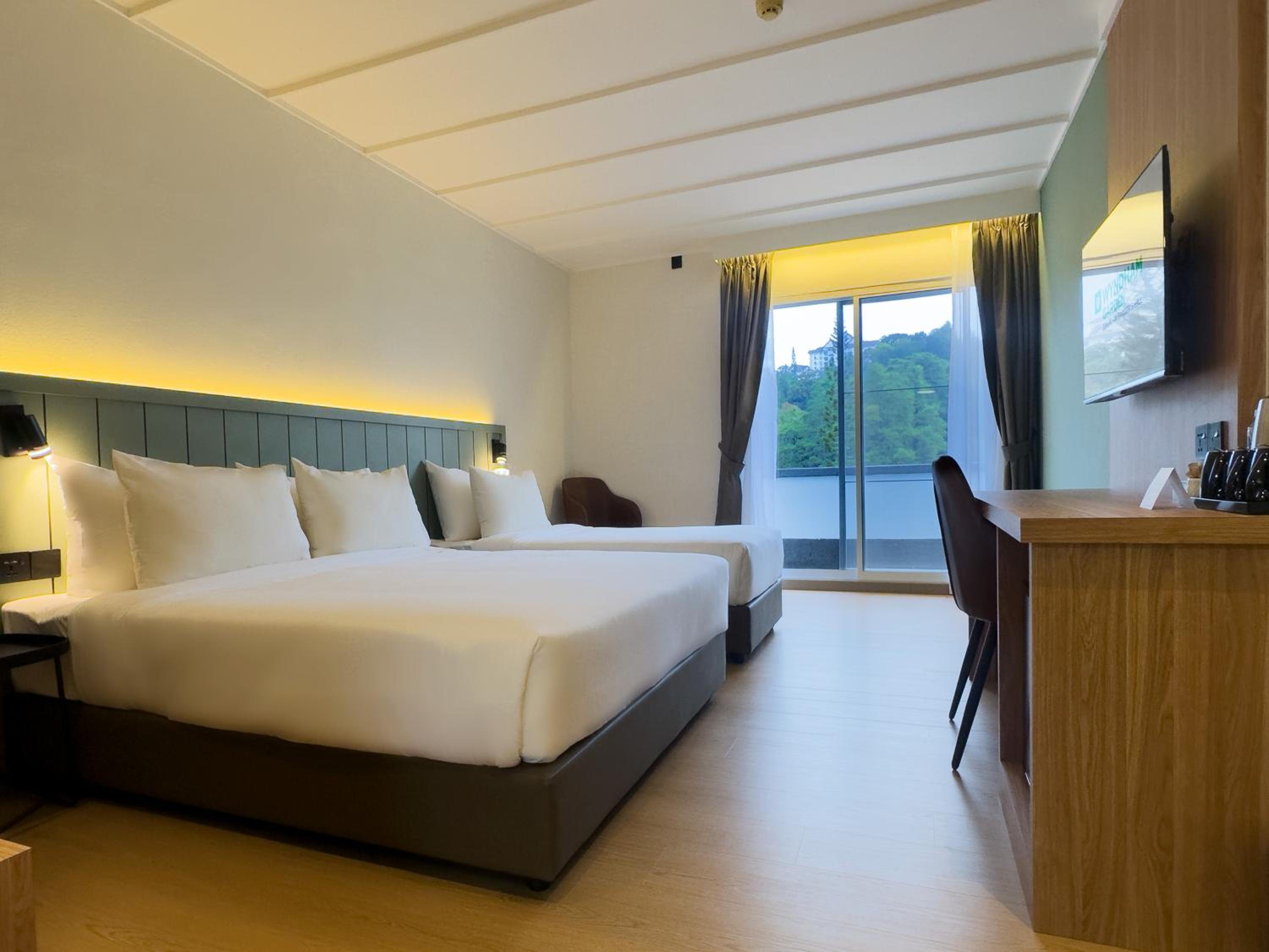 Family Room with One Queen Bed and Single Bed - Golf View photo 1