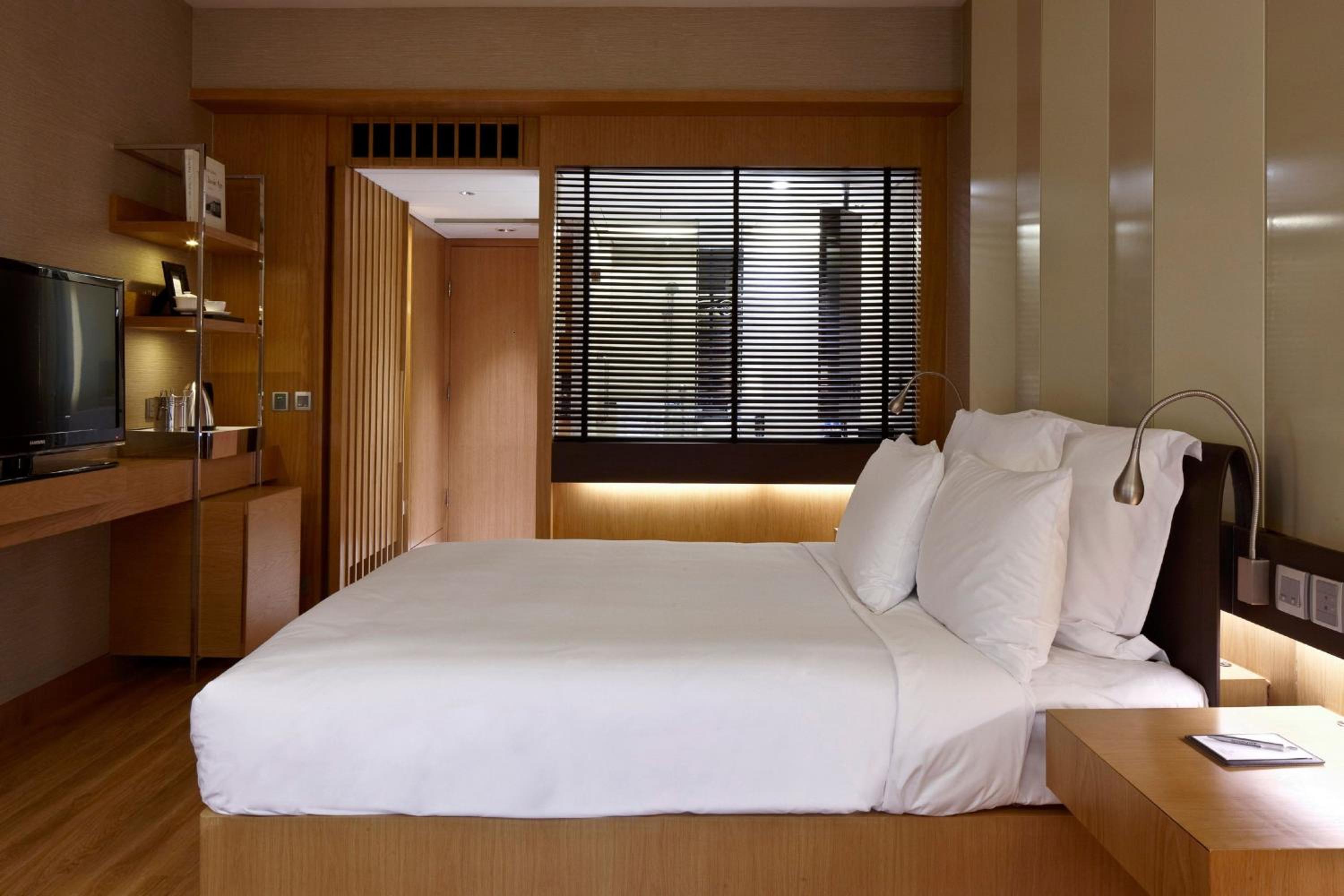 Club Queen Room with Garden View and Executive Lounge Access thumbnail 6