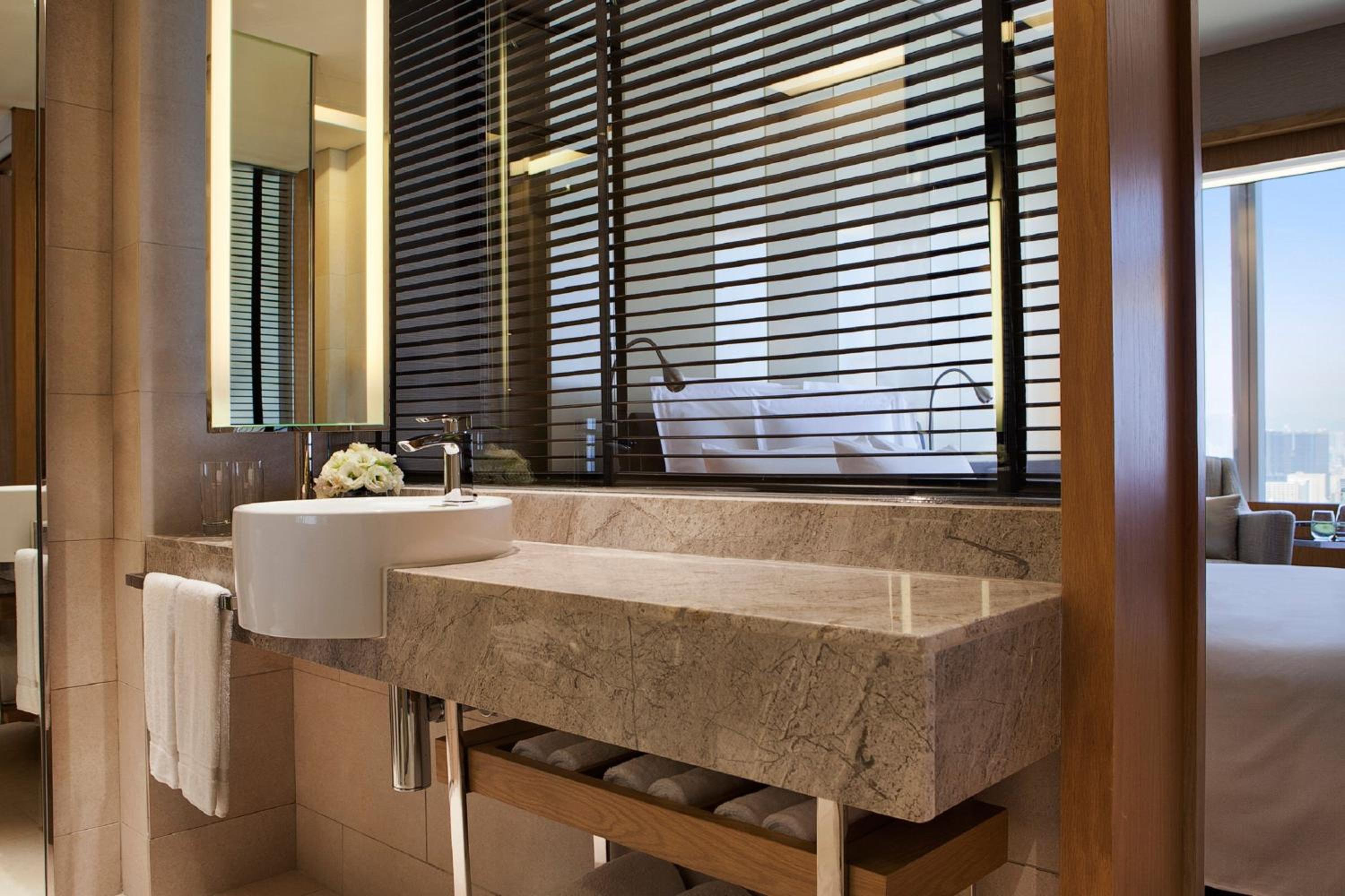 Club Queen Room with Garden View and Executive Lounge Access
