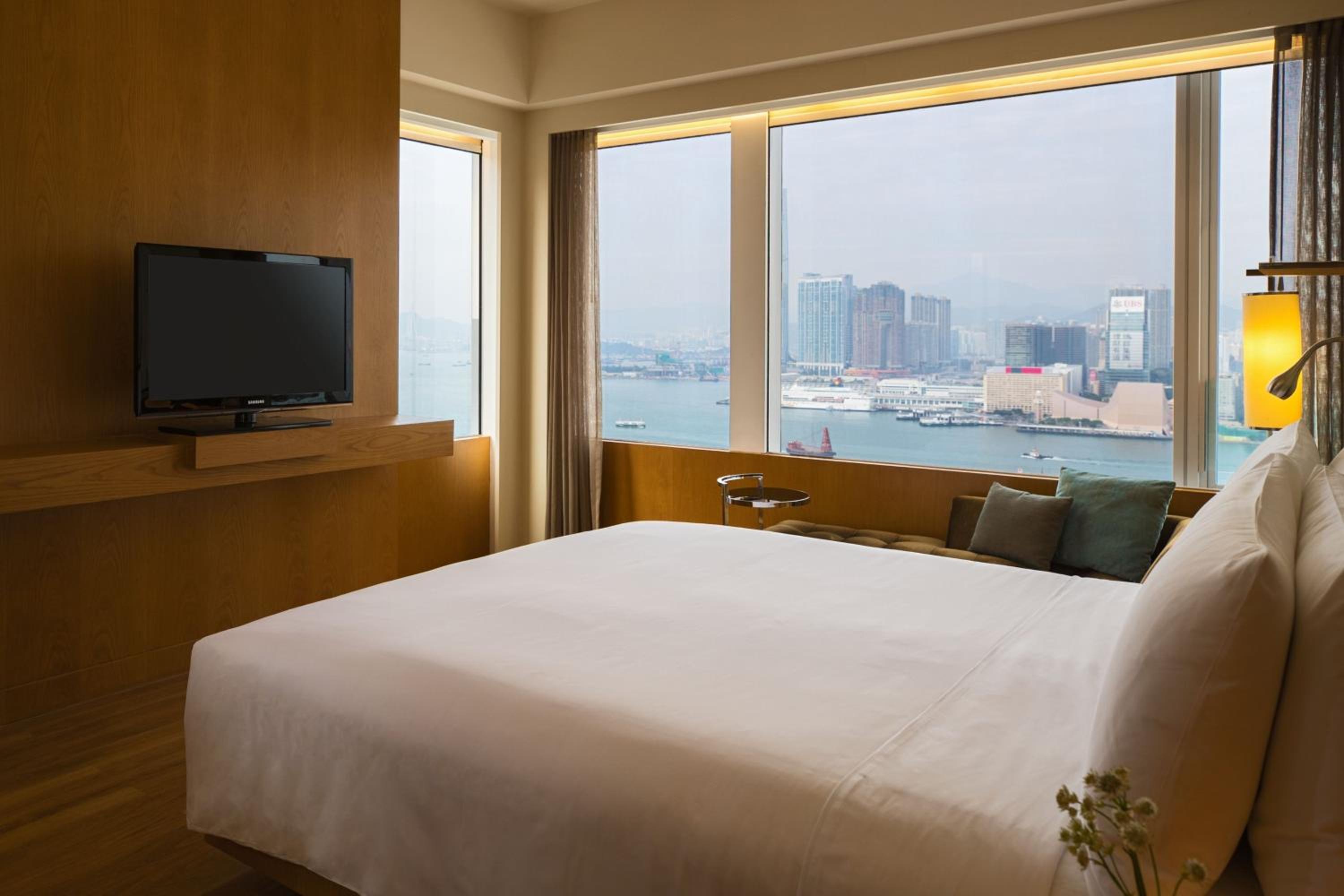 Superior King Suite with Harbor View and Executive Lounge Access thumbnail 5
