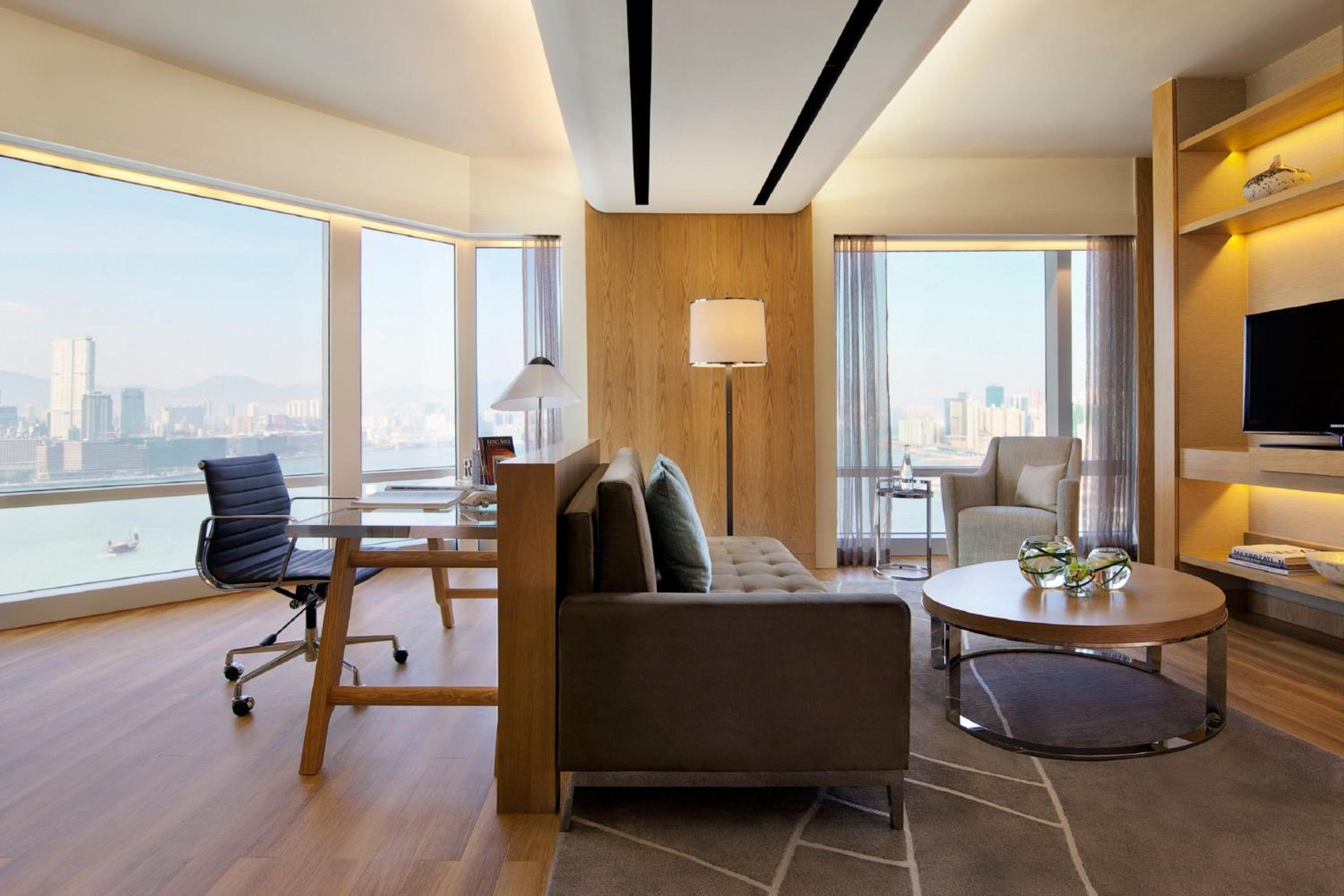 Deluxe King Suite with Harbor View and Executive Lounge Access thumbnail 5