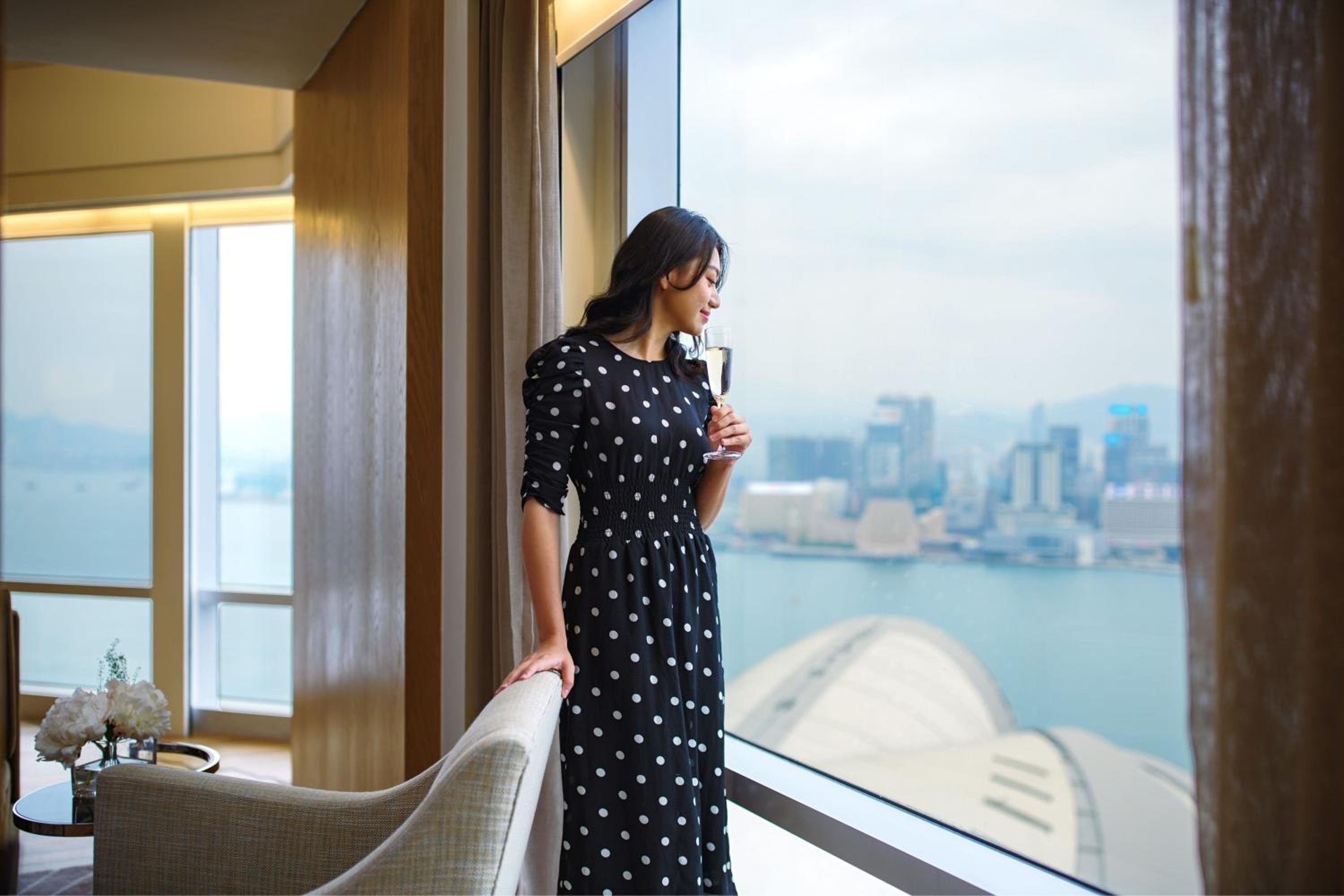 Deluxe King Suite with Harbor View and Executive Lounge Access thumbnail 6