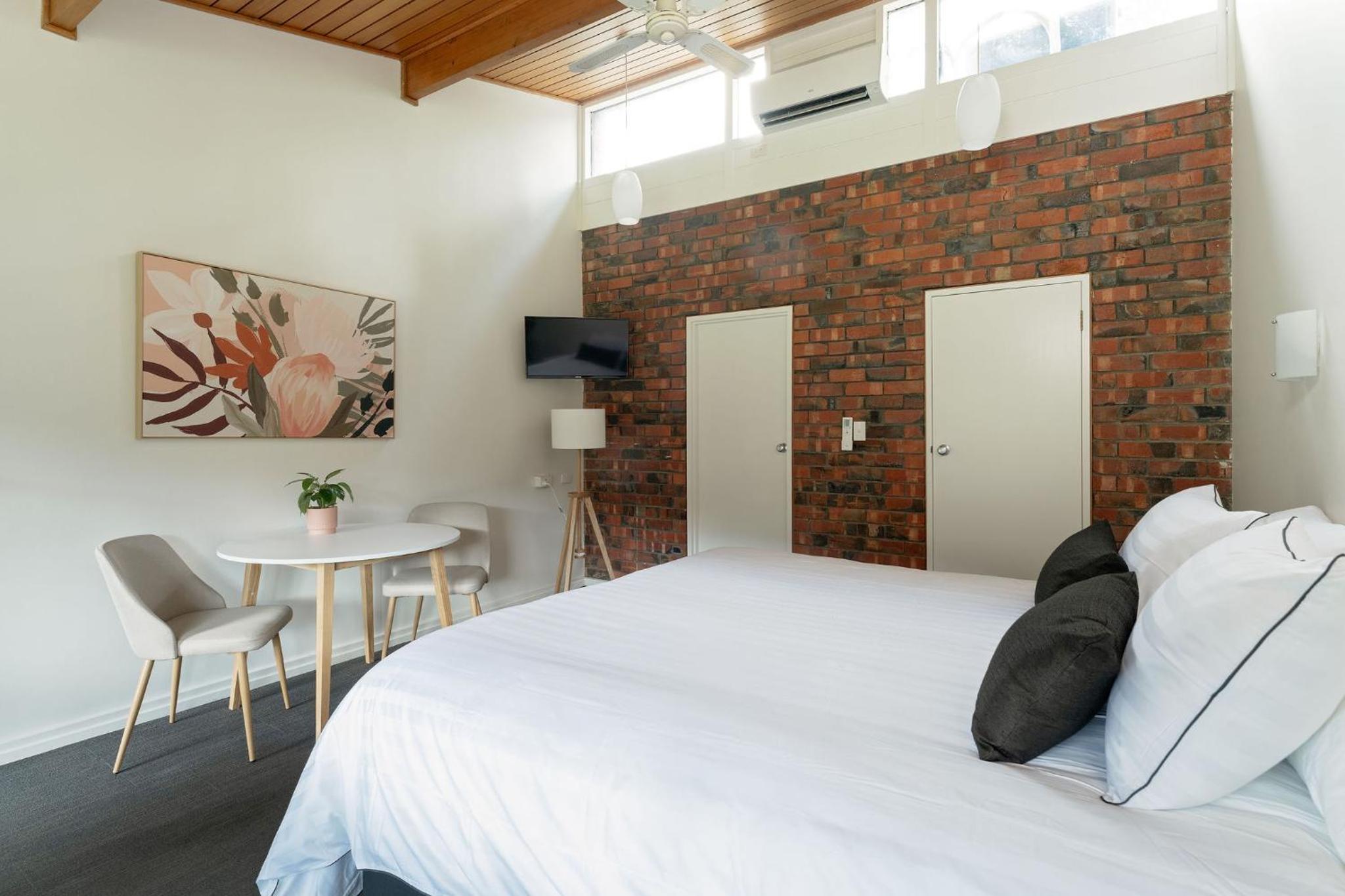 King Suite with Balcony photo 2