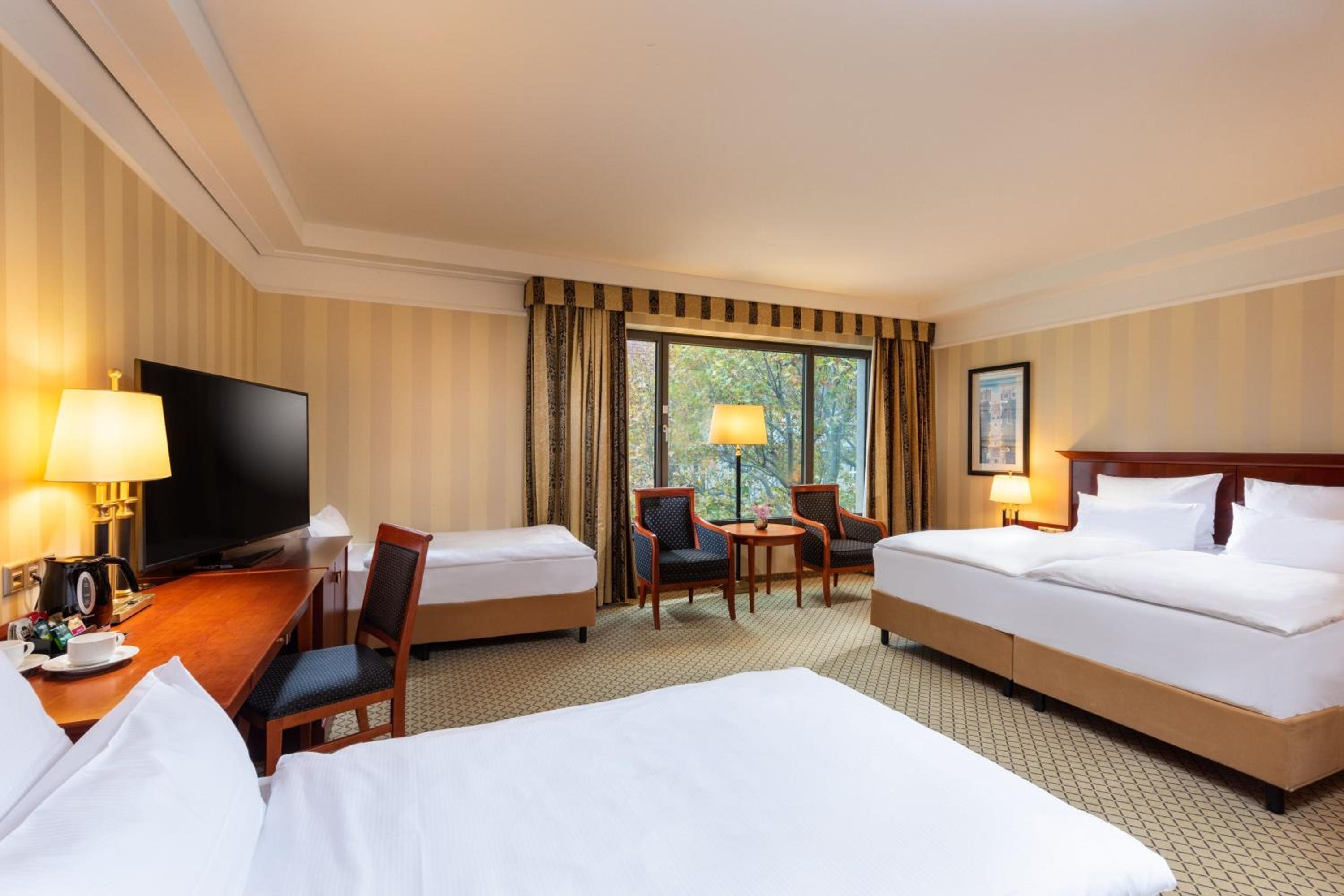 Classic Family Room, 1 King or 2 Twin/Single Bed(s) thumbnail 6