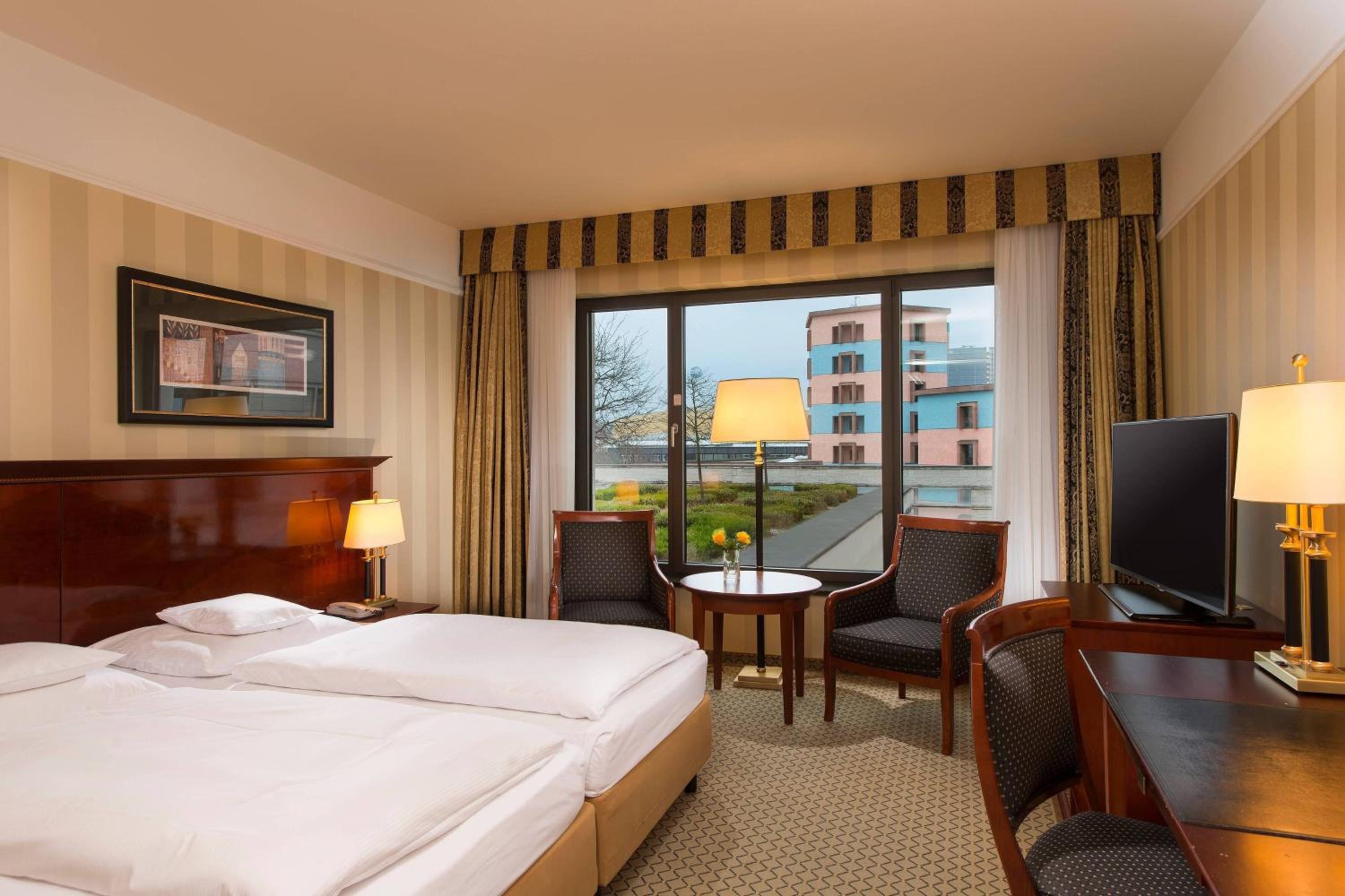 Classic, Guest room, 1 King thumbnail 5