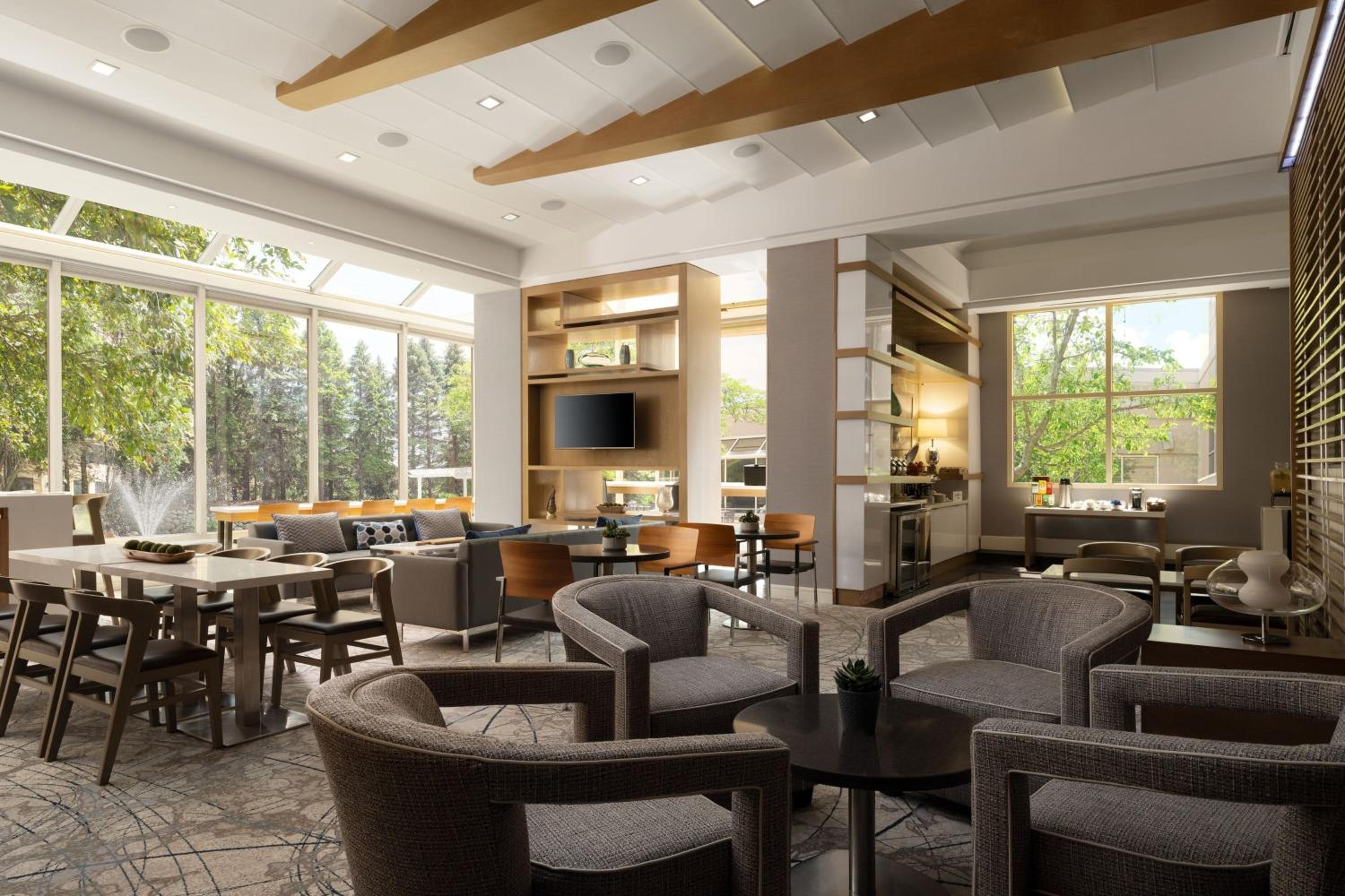 Deluxe King Room Upper Floor with M Club Access - Photo 3