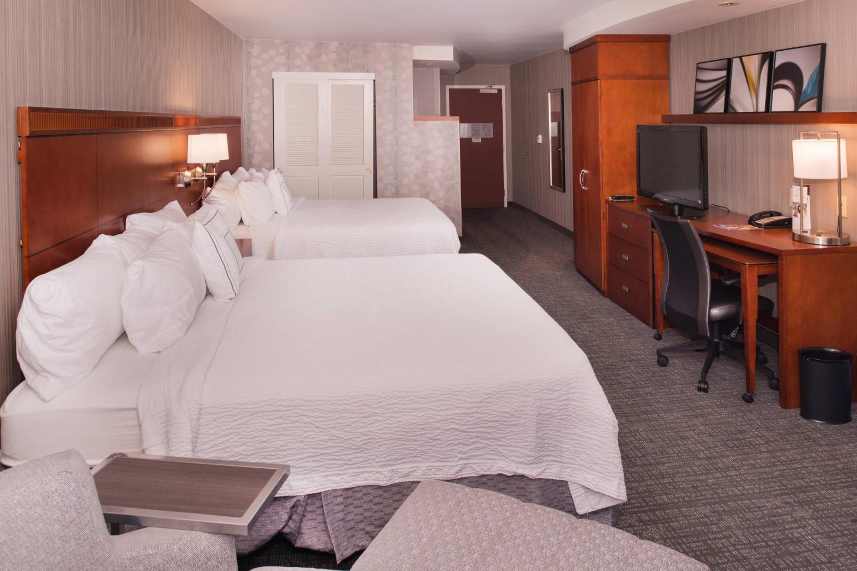 King Room with Tub - Mobility/Hearing Accessible photo 1