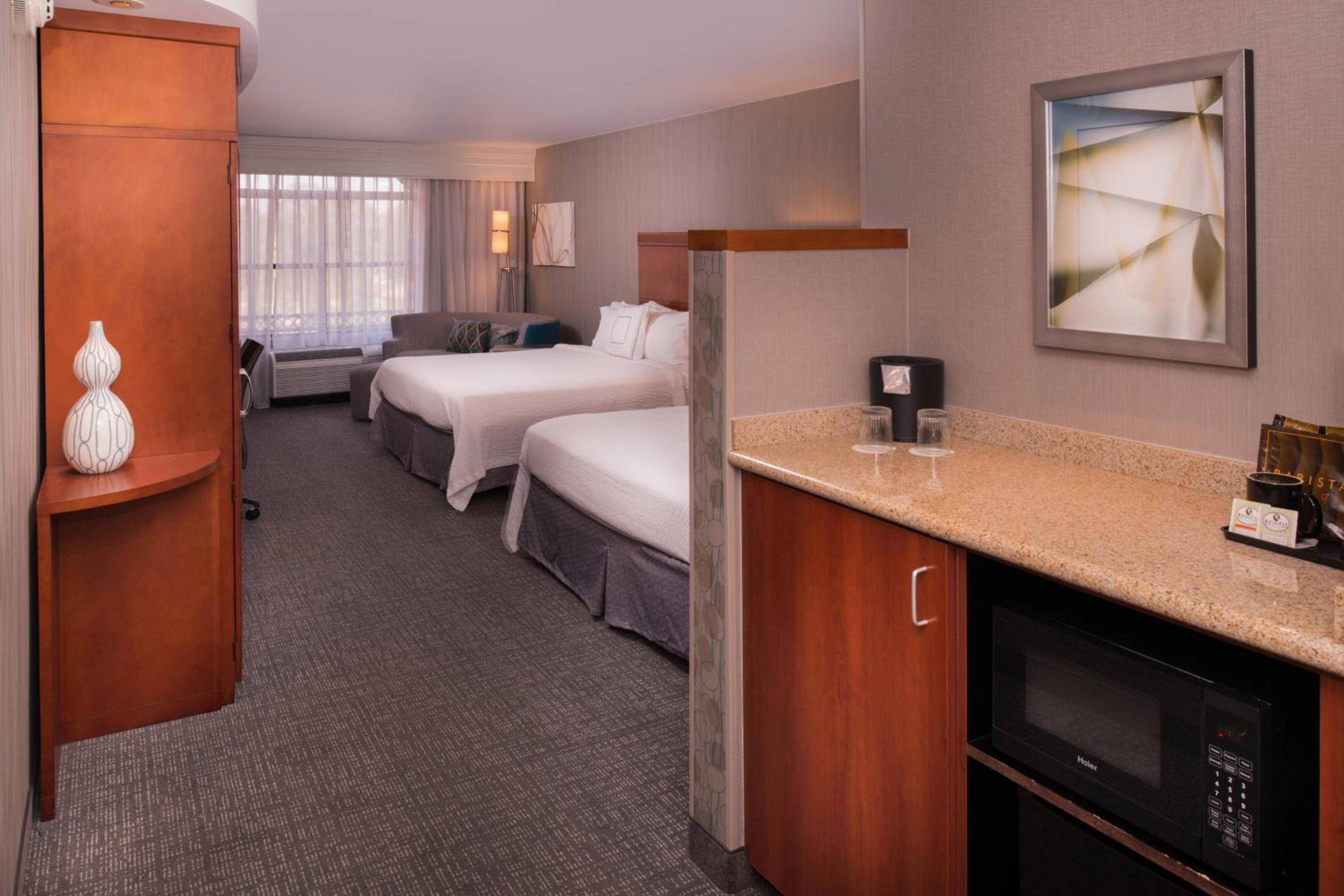 King Room with Tub - Mobility/Hearing Accessible photo 2
