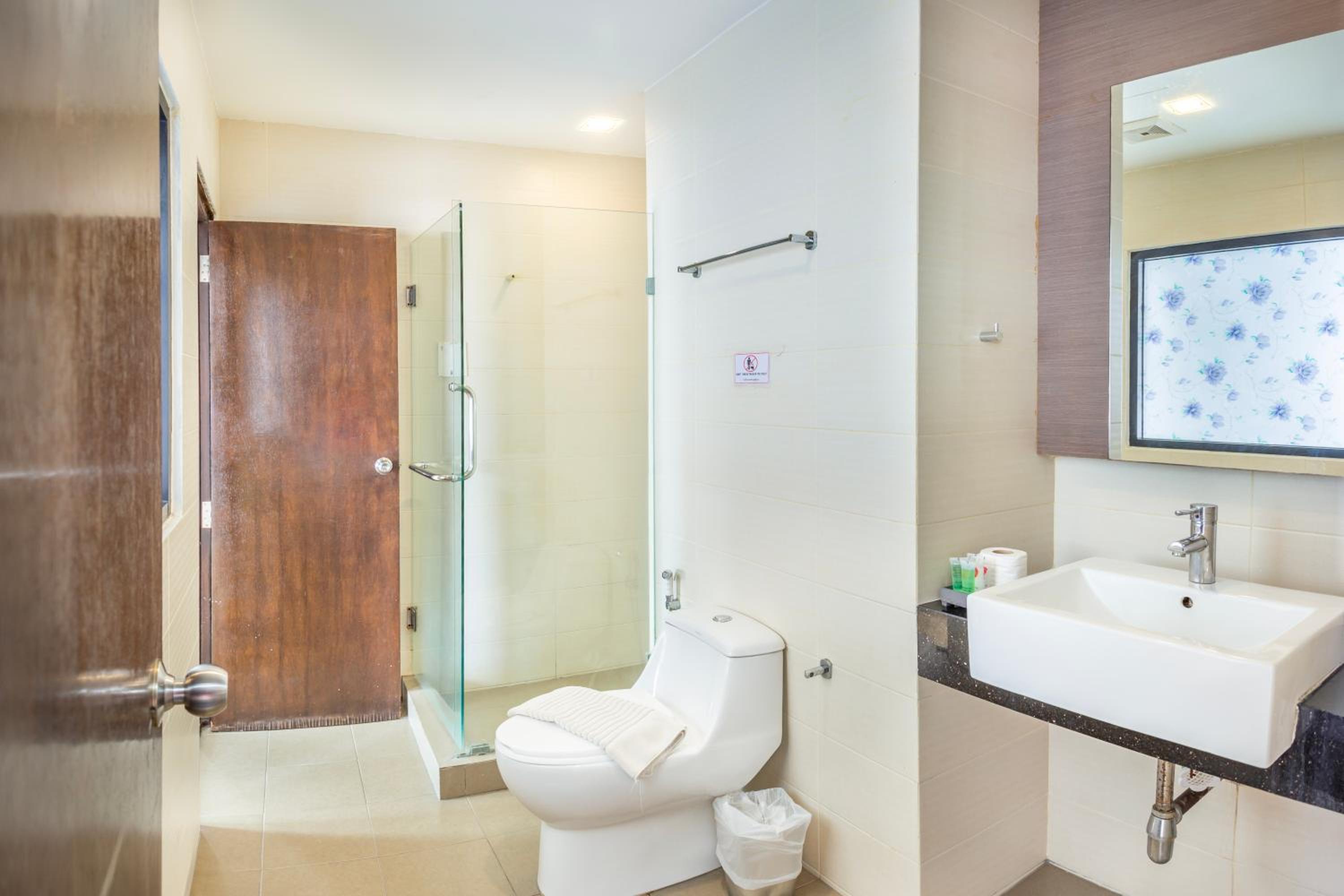 Suite with Pool View - Photo 6