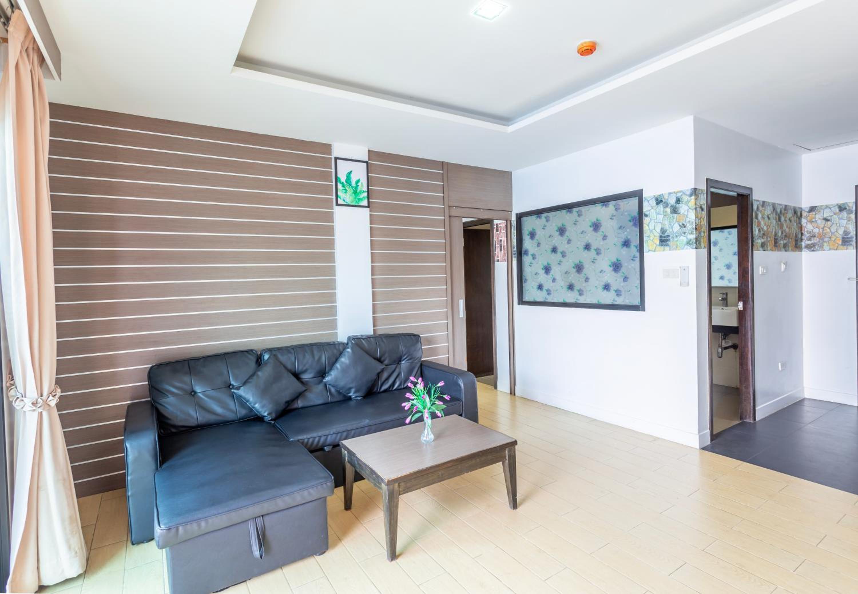 Suite with Pool View - Photo 13