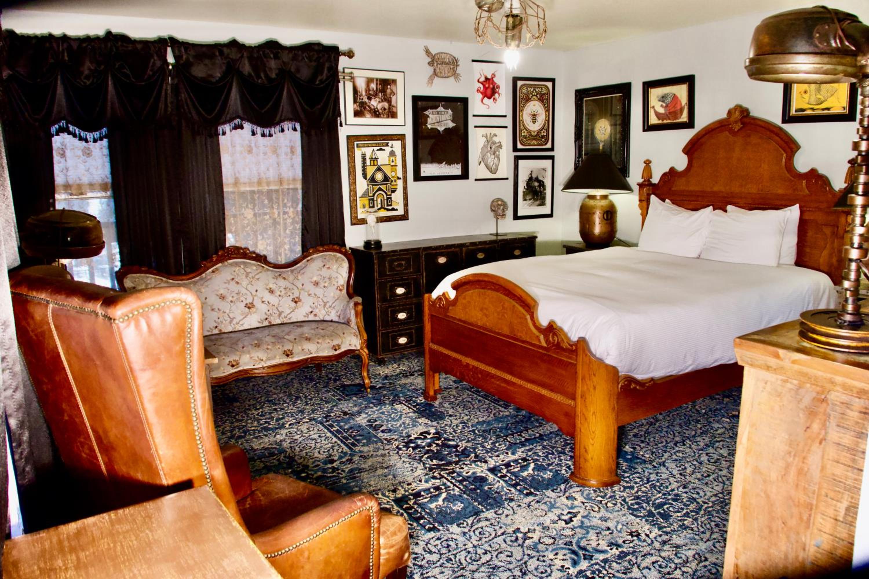 Superior Private Queen Room with Ensuite Bathroom photo 3