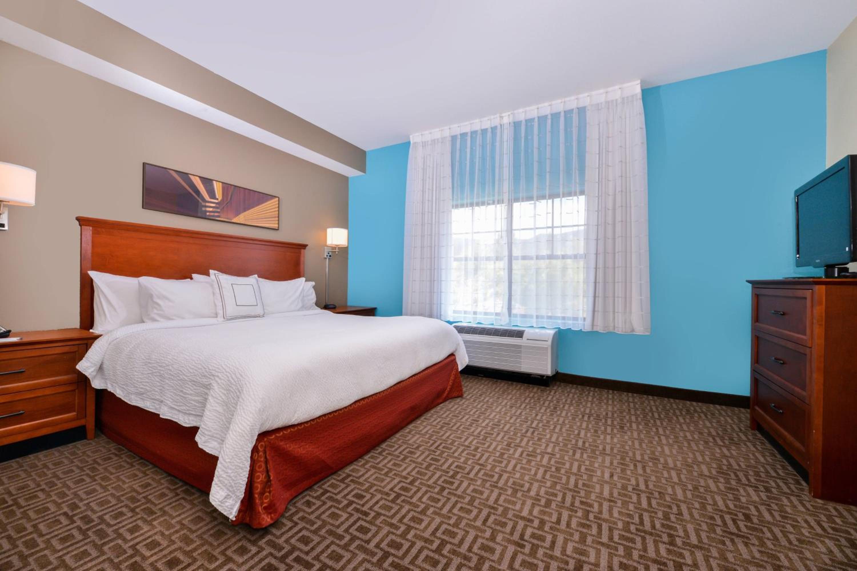 One-Bedroom King Suite with Sofa Bed - Photo 4
