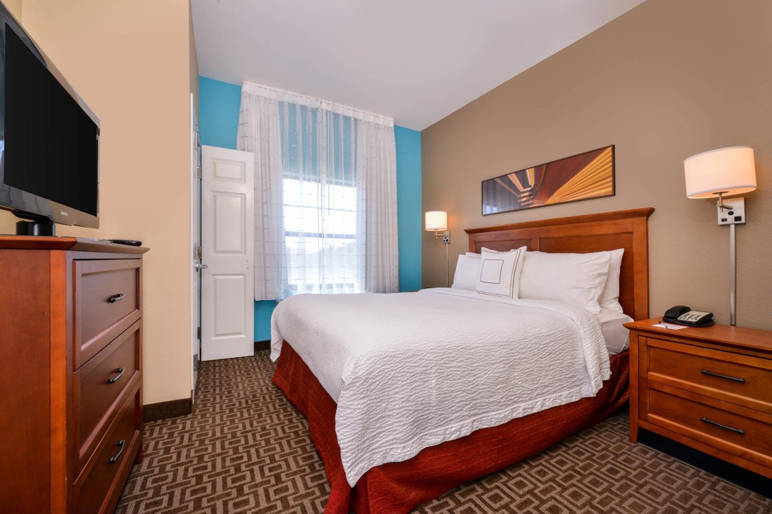 Two-Bedroom Suite - Photo 2