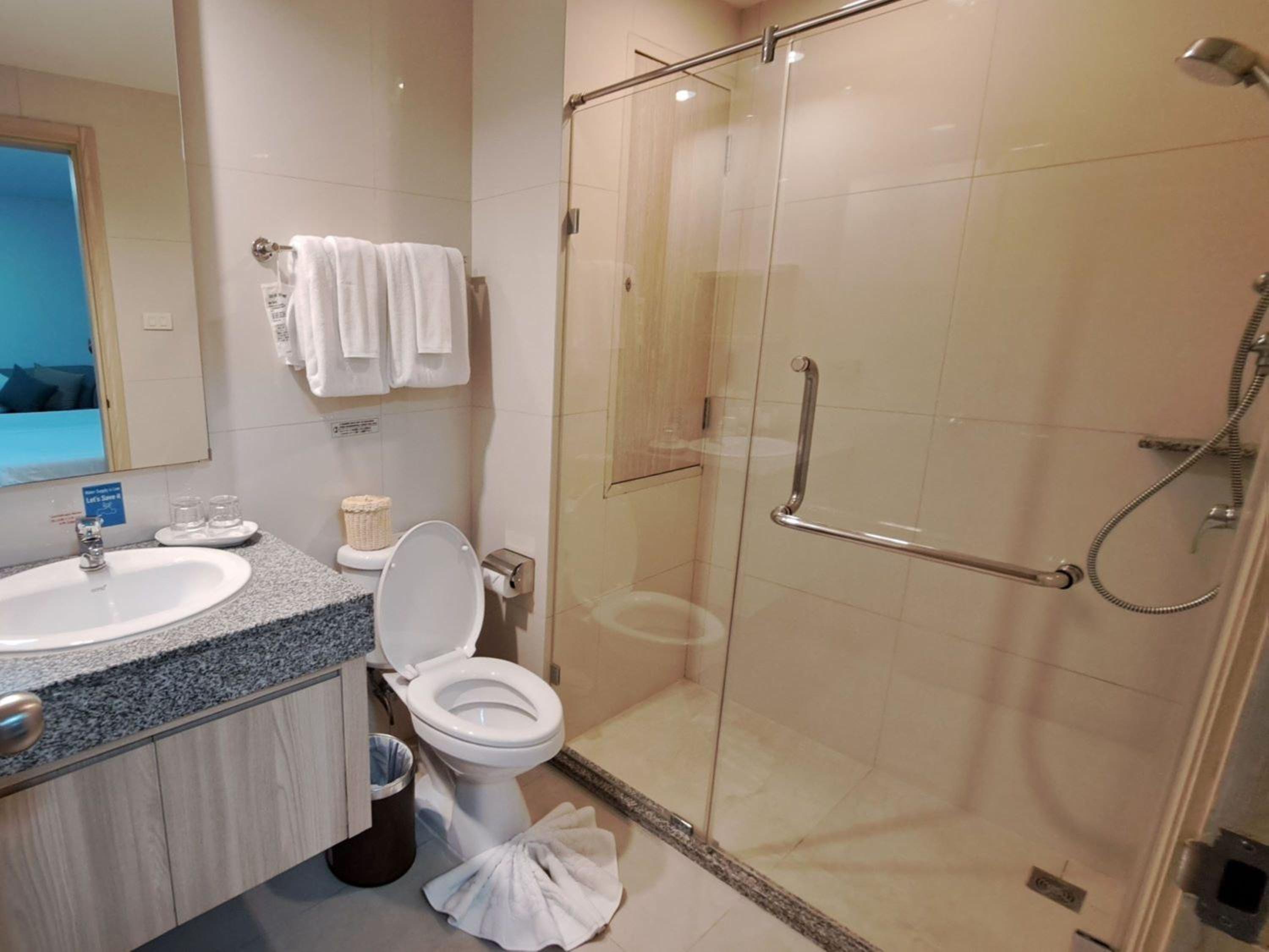 One Bedroom Premier Suite - Photo 4
