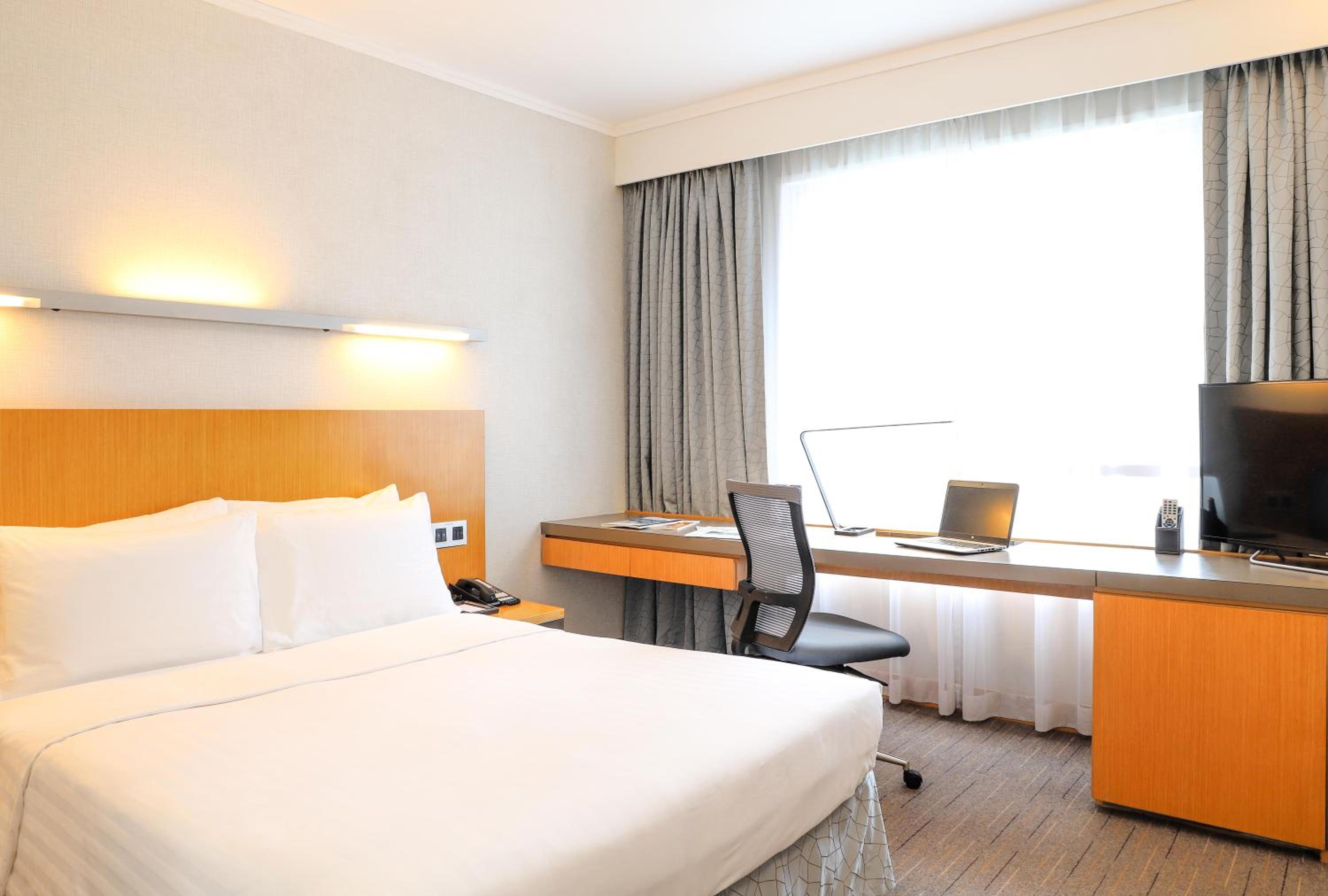 Standard Room with 1 Queen Bed photo 2