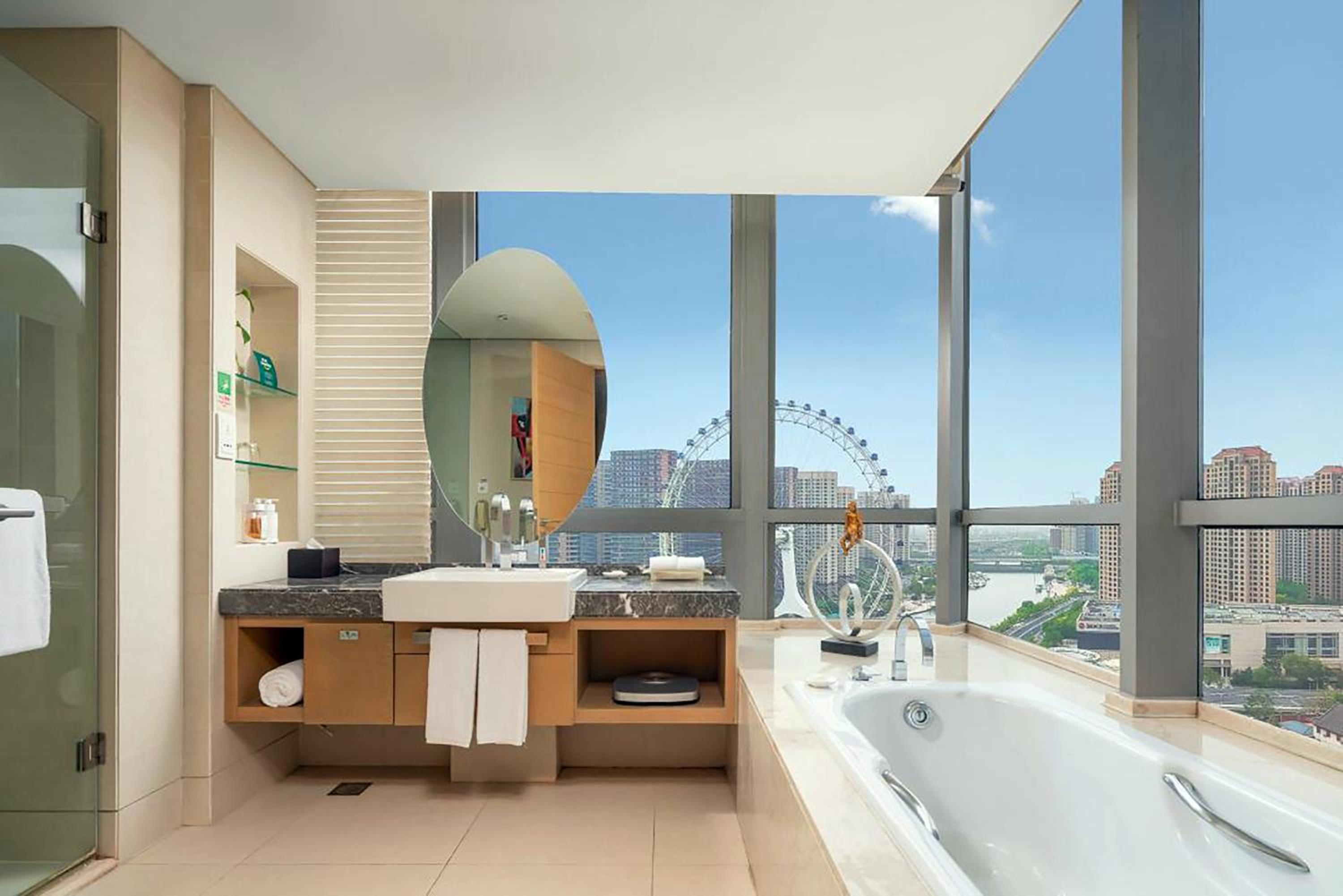 One-Bedroom Suite with View - Photo 4