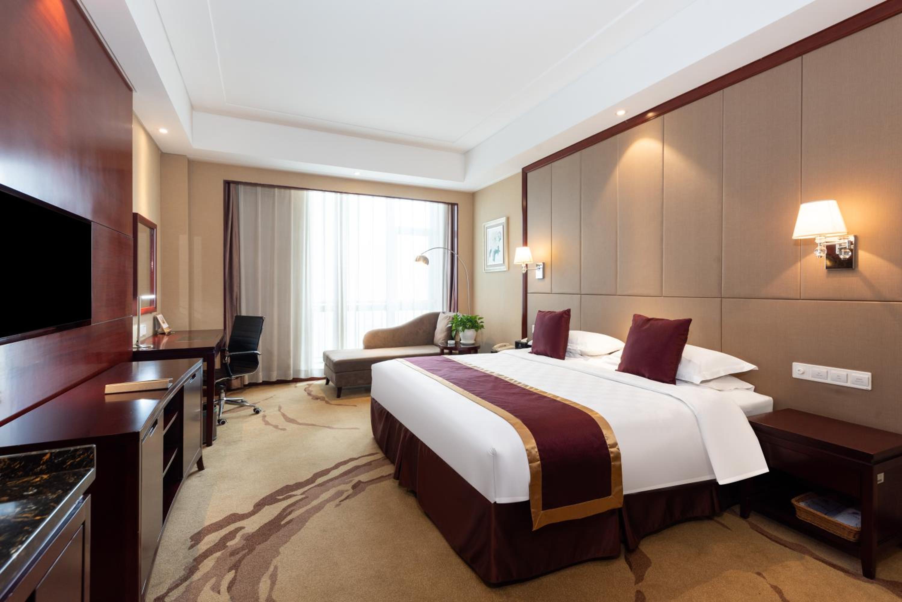 Deluxe Queen Room