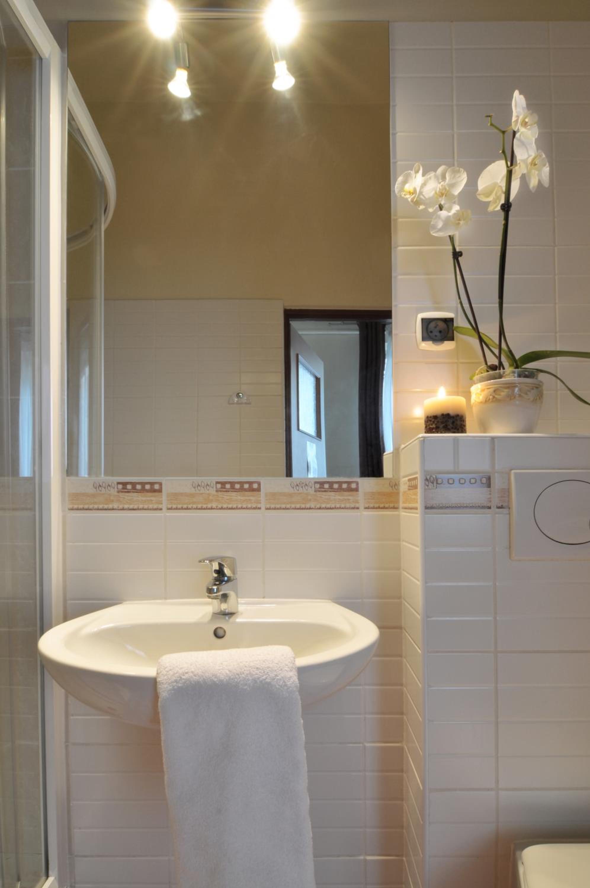 Double or Twin Room - Photo 5