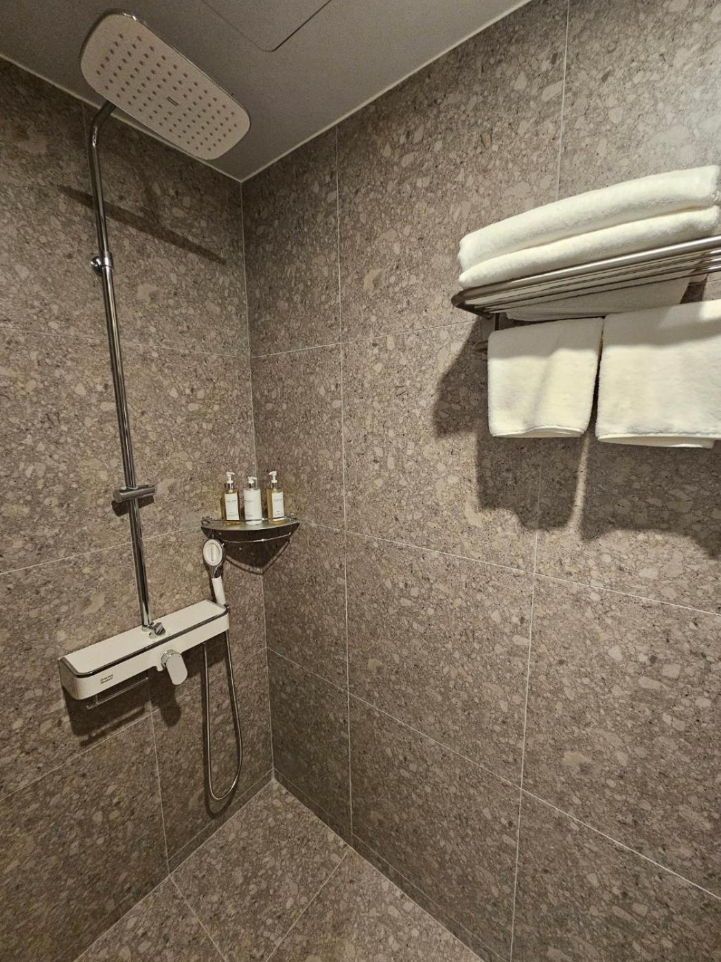 Deluxe Twin Room - Photo 2