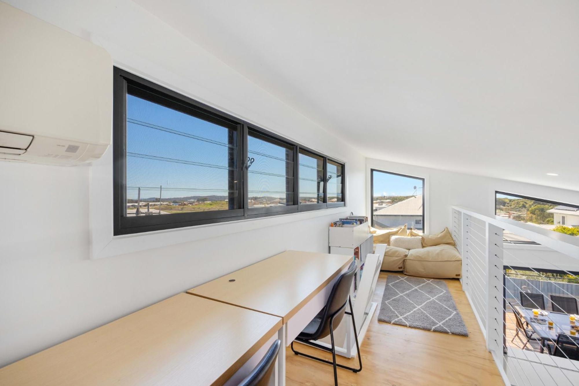Five-Bedroom House photo 1