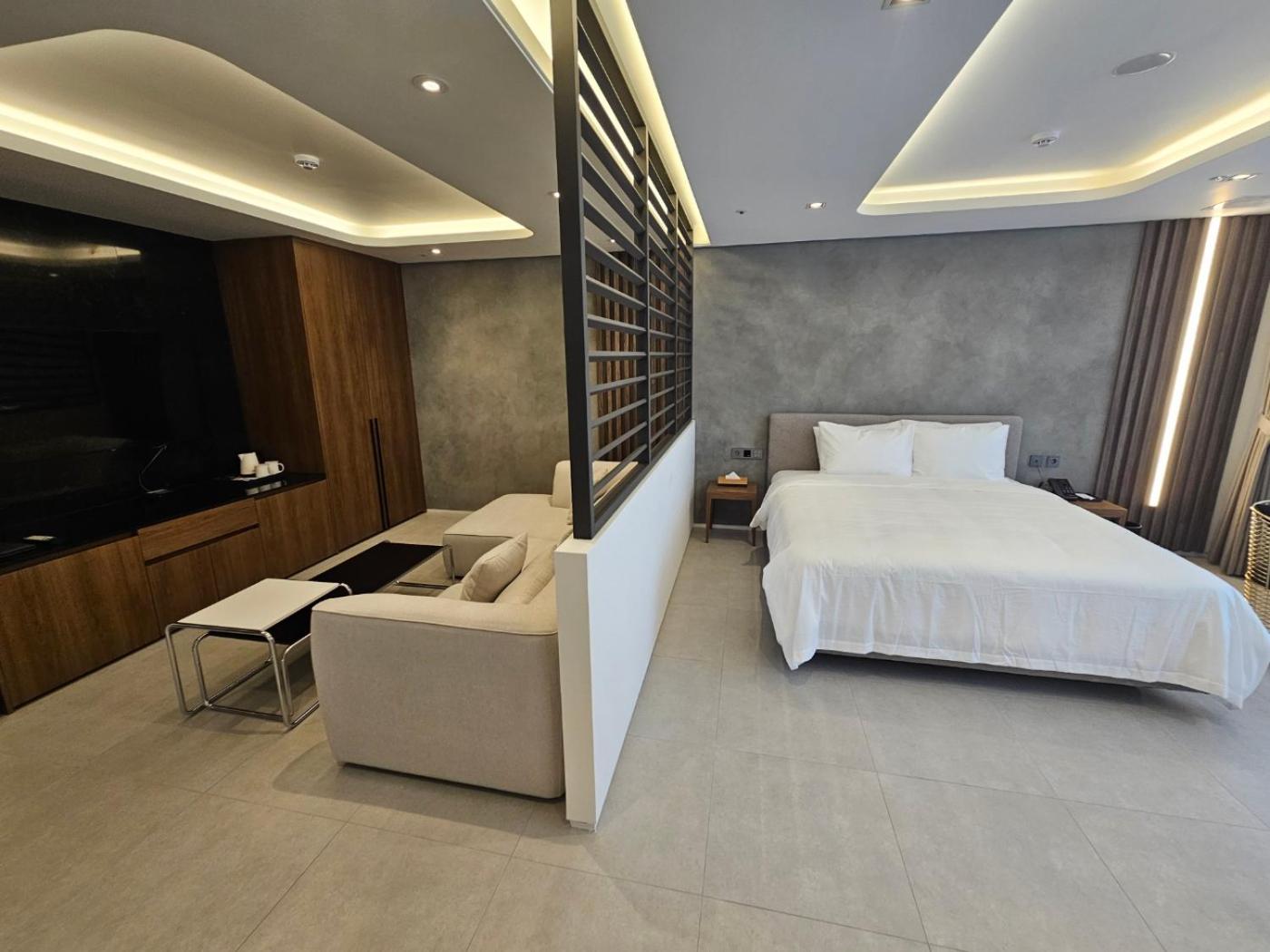 Suite - Photo 3