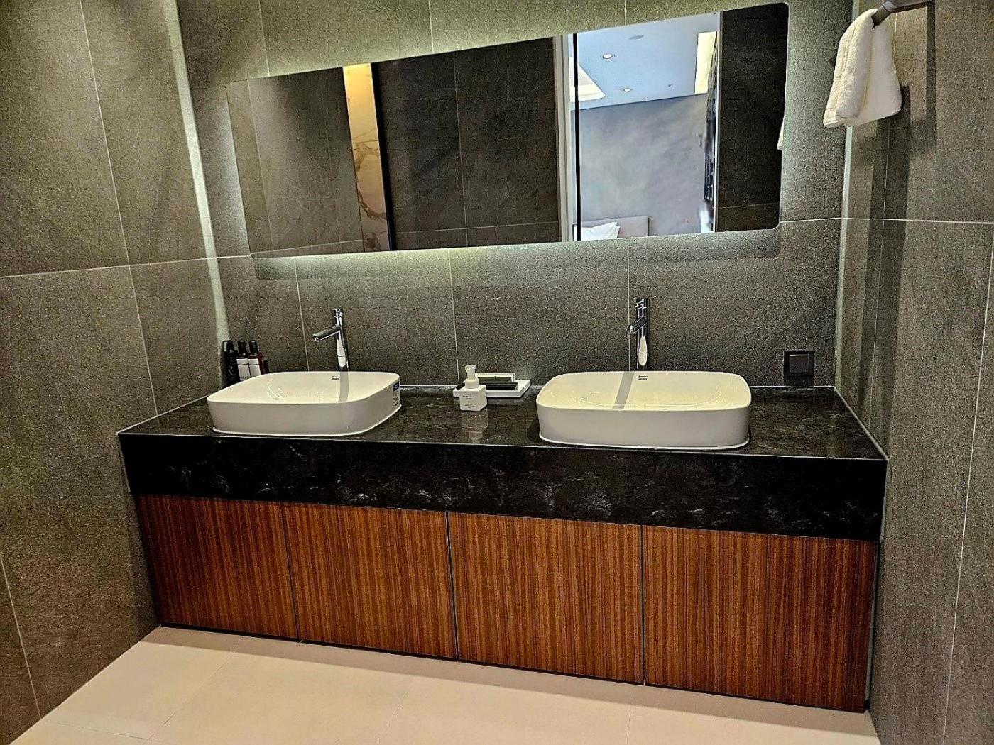 Suite - Photo 5