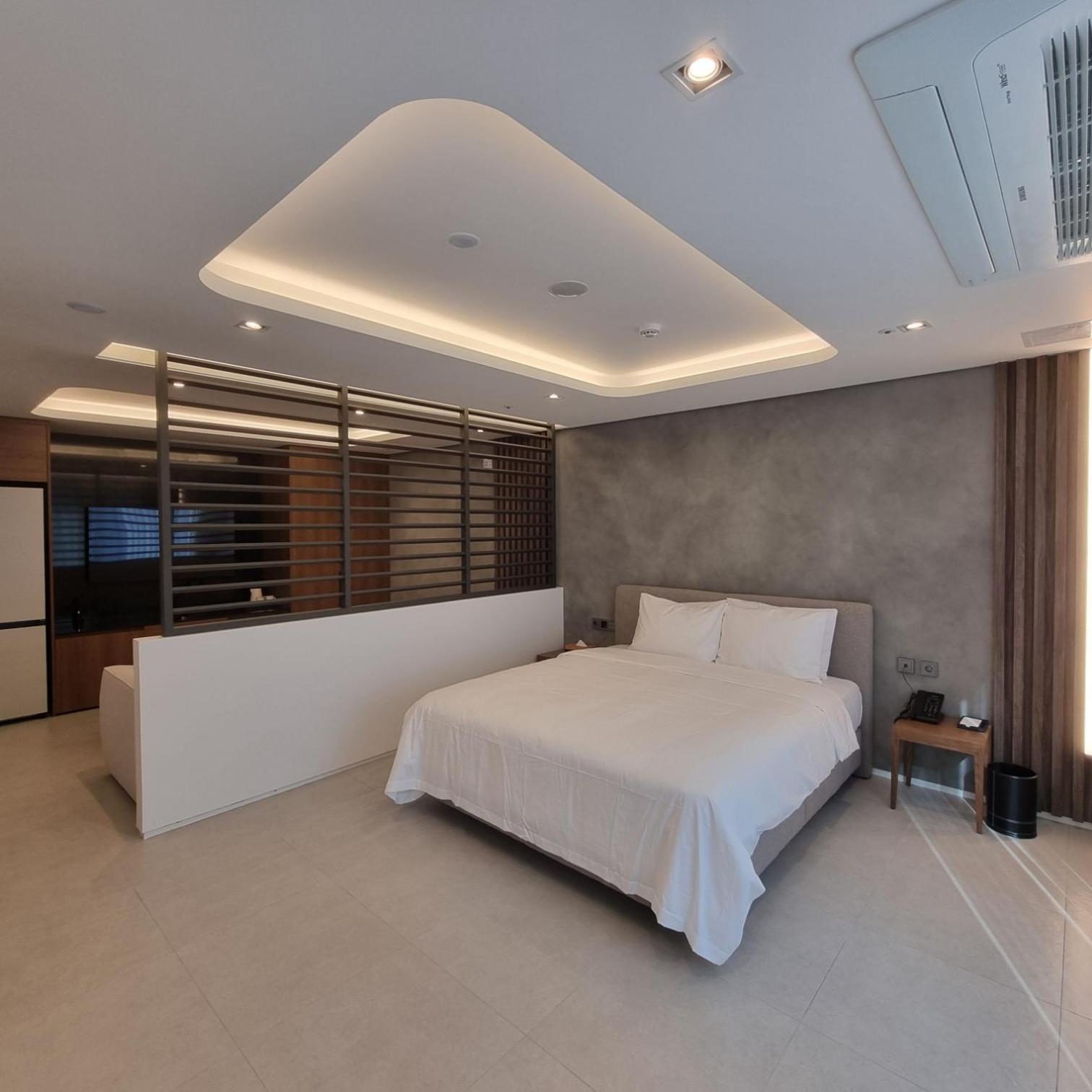 Suite - Photo 1