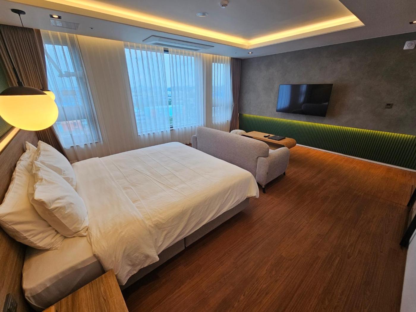 Deluxe Double Room - Photo 11