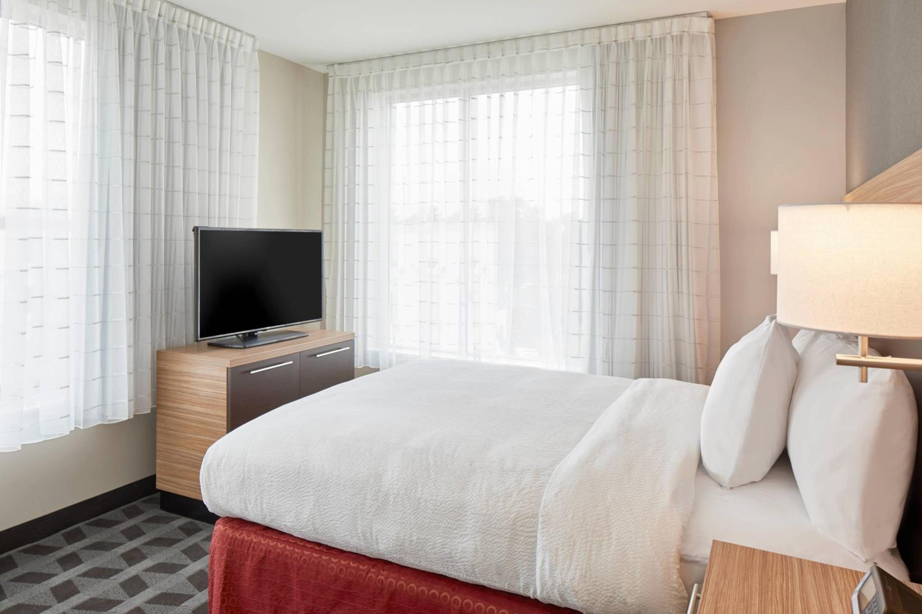 1 Bedroom suite with queen bed and a sofa - Photo 5