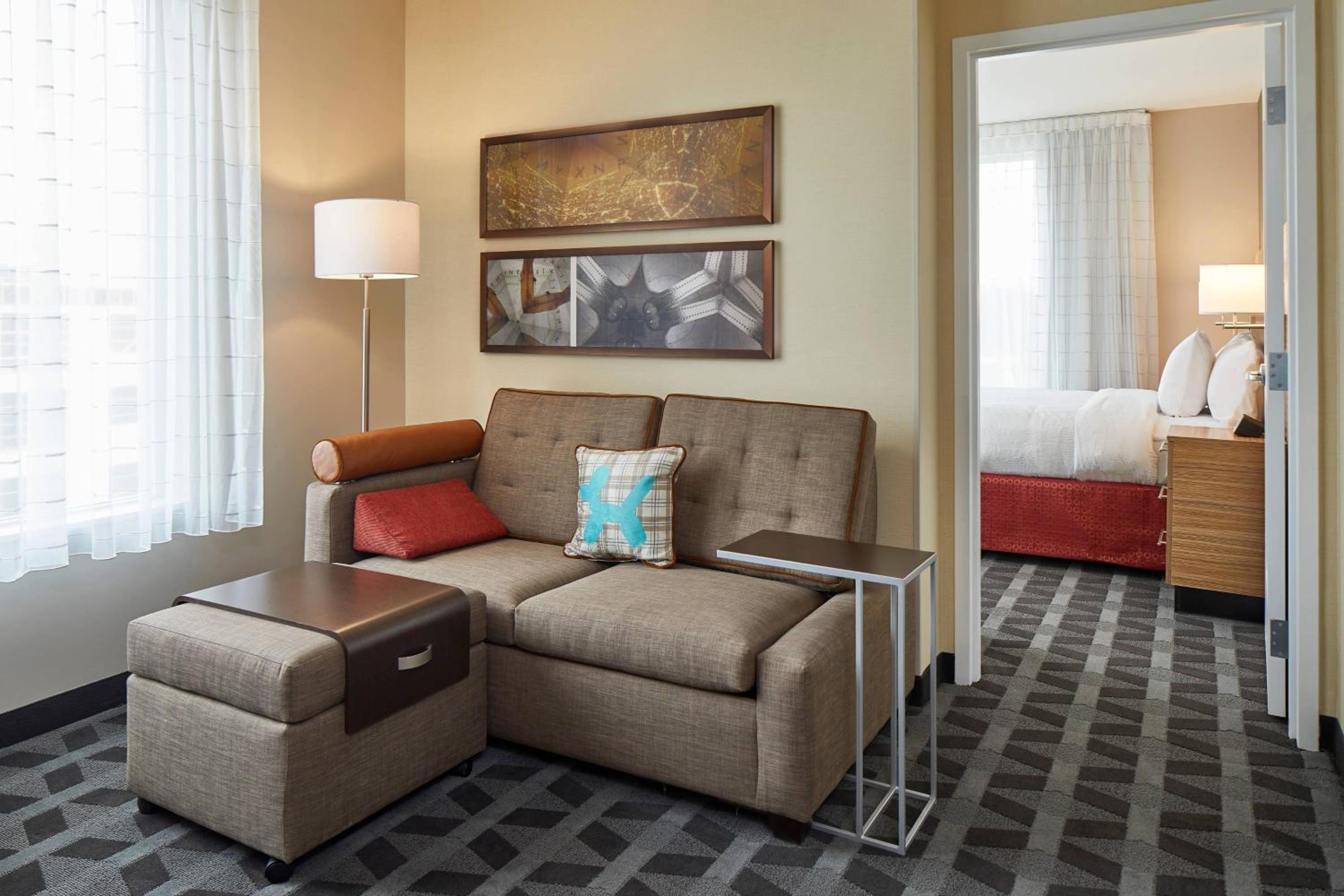1 Bedroom suite with queen bed and a sofa - Photo 1