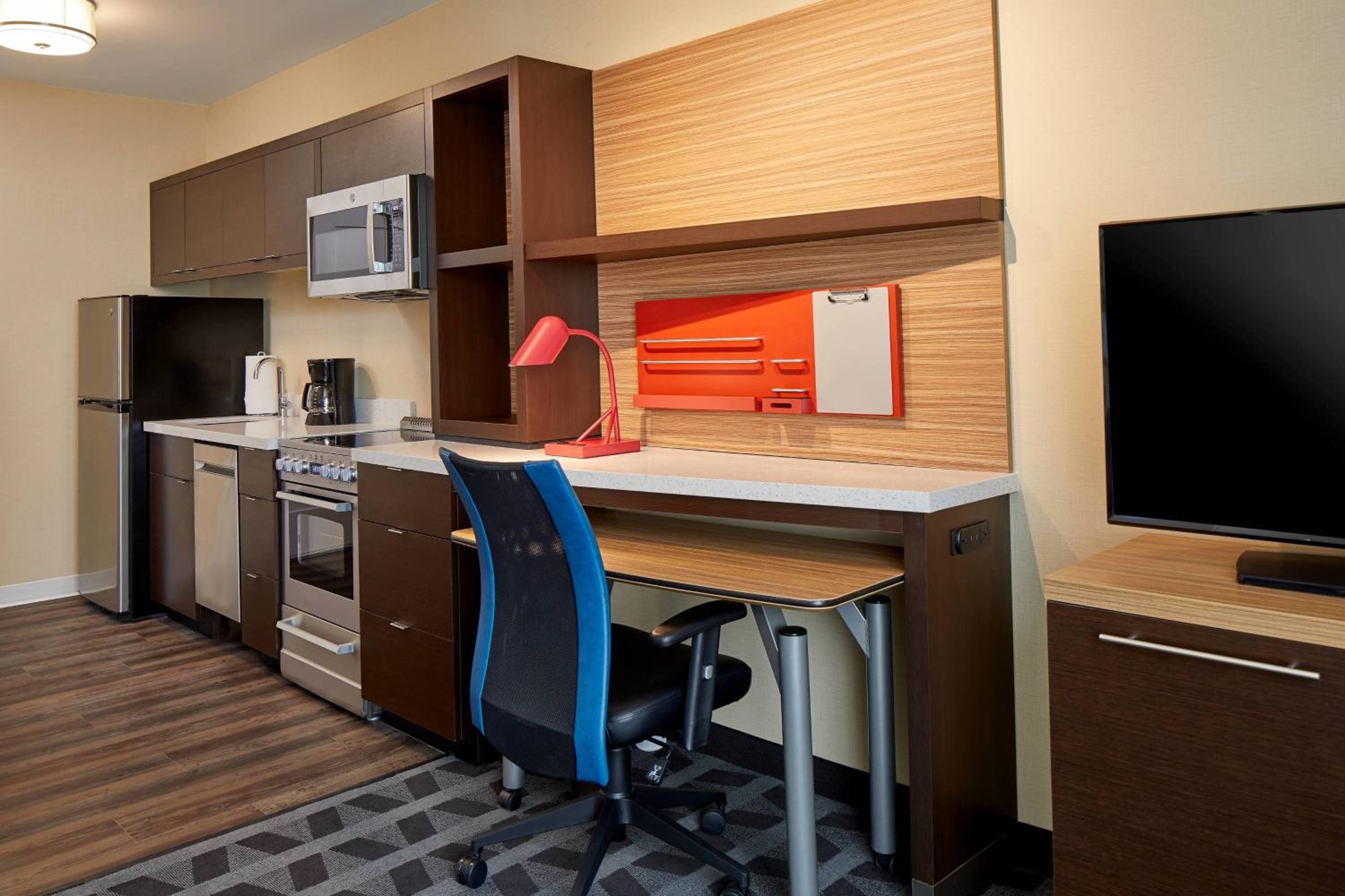 1 Bedroom suite with queen bed and a sofa - Photo 6