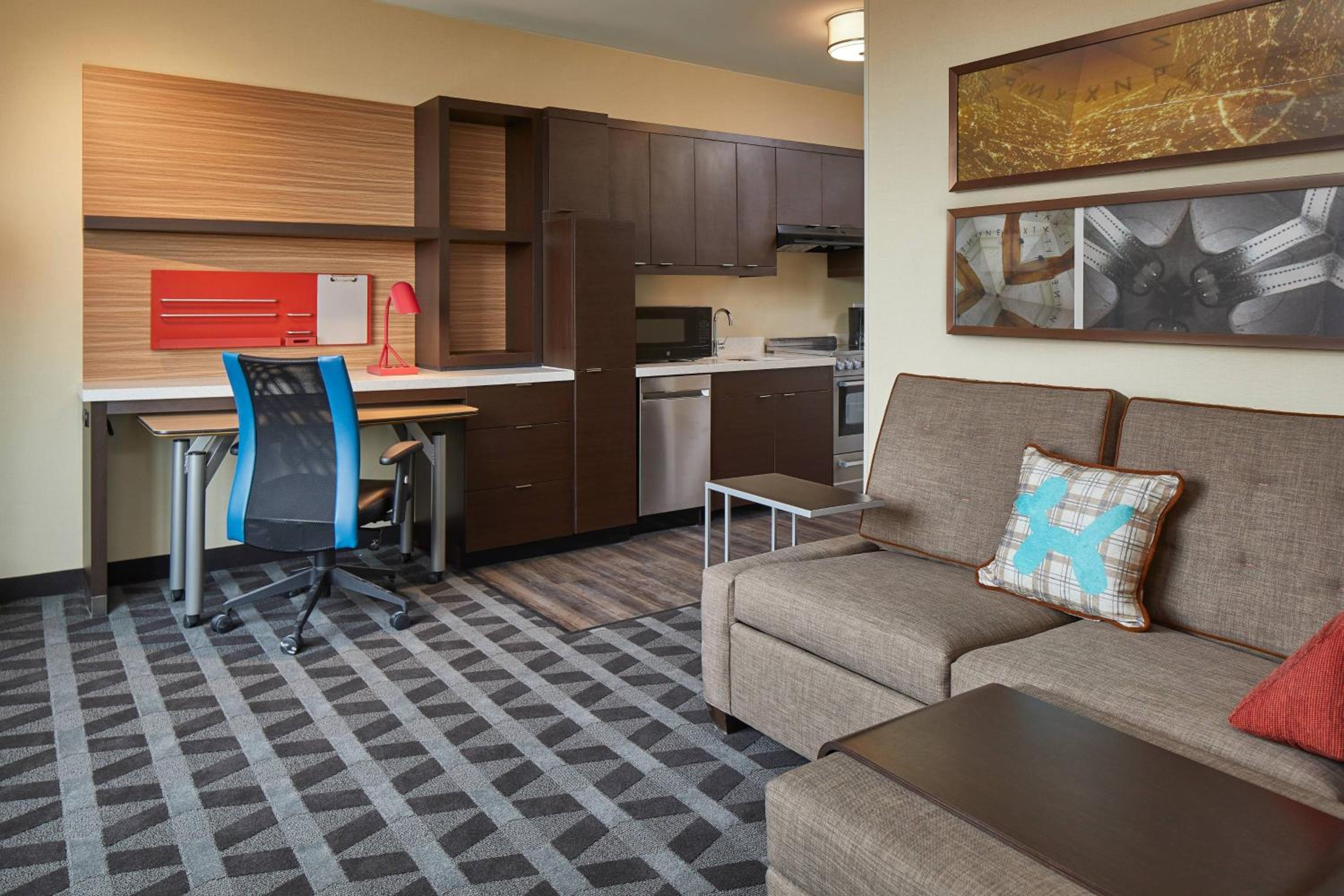 1 Bedroom suite with queen bed and a sofa - Photo 2