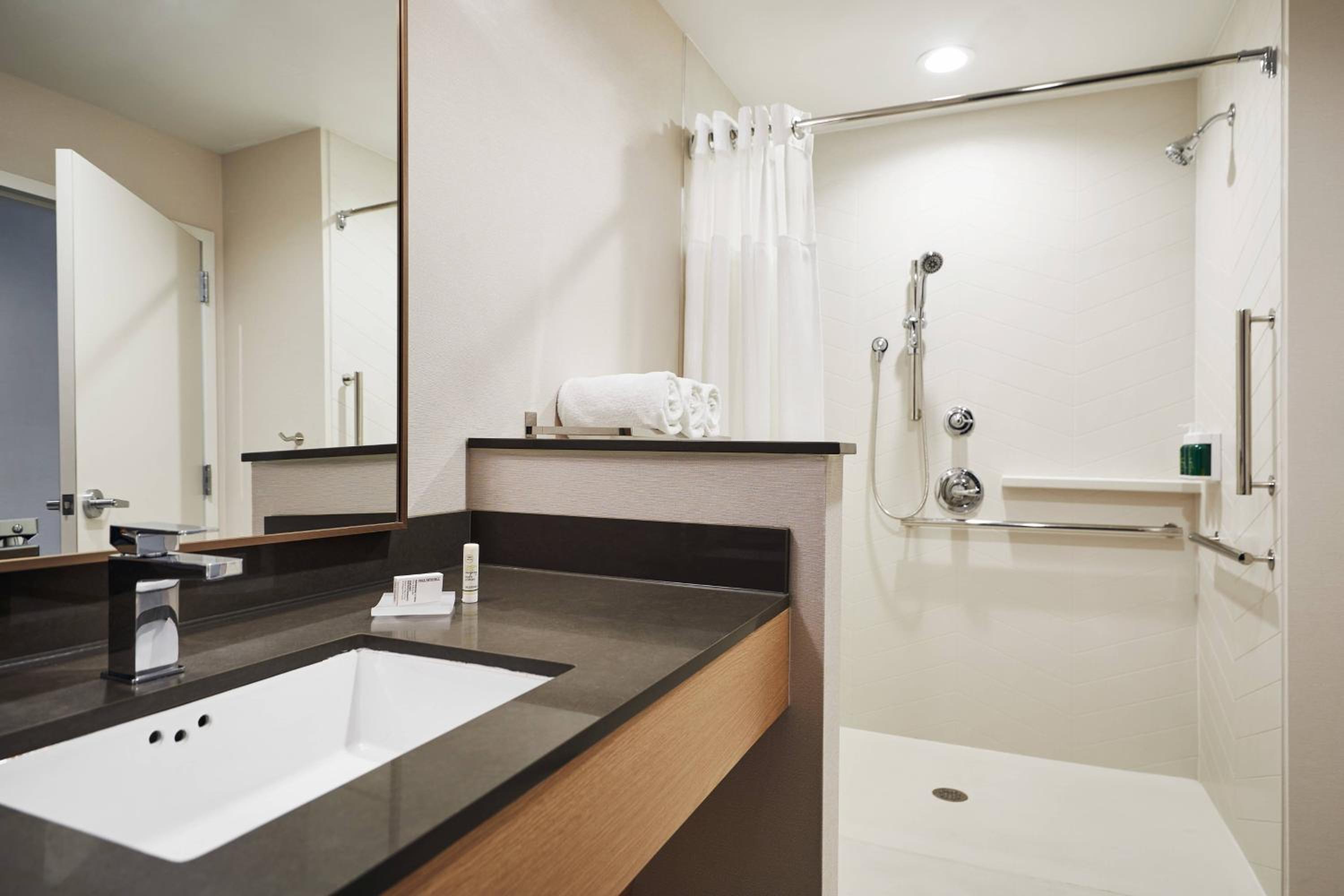 Guest Room, 1 King - Photo 2